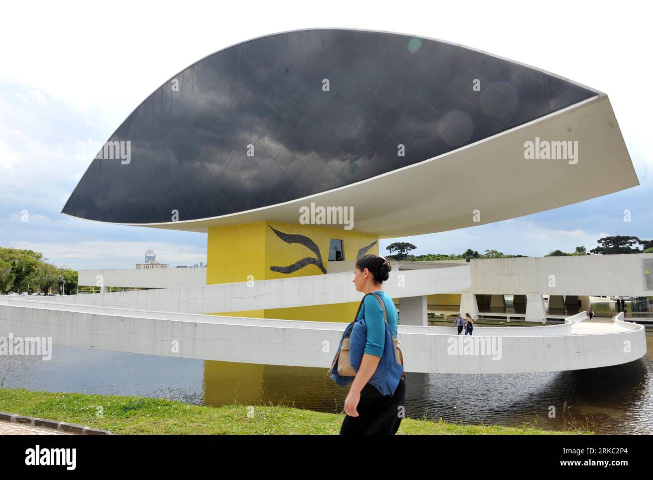 Bildnummer: 54652584  Datum: 17.11.2010  Copyright: imago/Xinhua (101118) -- CURITIBA, Nov. 18, 2010 (Xinhua) -- A woman walks past the Oscar Niemeyer Museum in Curitiba, southern Brazil, on Nov. 17, 2010. The museum, shaped like a human eye, was designed by Brazil s renowned architect Oscar Niemeyer and built in 2002. (Xinhua/Song Weiwei) (nxl) BRAZIL-CURITIBA-MUSEUM OSCAR NIEMEYER PUBLICATIONxNOTxINxCHN Reisen Gebäude moderne Architektur kbdig xub 2010 quer premiumd     Bildnummer 54652584 Date 17 11 2010 Copyright Imago XINHUA  Curitiba Nov 18 2010 XINHUA a Woman Walks Past The Oscar Niemey Stock Photo