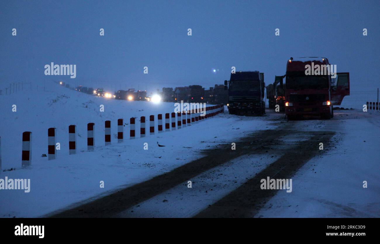Bildnummer: 54658640  Datum: 18.11.2010  Copyright: imago/Xinhua (101119) -- ALTAY, Nov. 19, 2010 (Xinhua) -- A number of vehicles stop on a provincial road due to slippery ice cover in Fuyun County of Altay, northwest China s Xinjiang Uygur Autonomous Region, Nov. 18, 2010. A snowfall hit the region on Thursday, causing over 150 vehicles trapped on the ice-covered provincial road. Traffic congestion has been cleared by Thursday night. (Xinhua/Ding Ning) (zgp) CHINA-XINJIANG-ALTAY-SNOW-TRAFFIC CONGESTION (CN) PUBLICATIONxNOTxINxCHN Gesellschaft Strasse Verkehr Wintereinbruch Schnee kbdig xub 2 Stock Photo