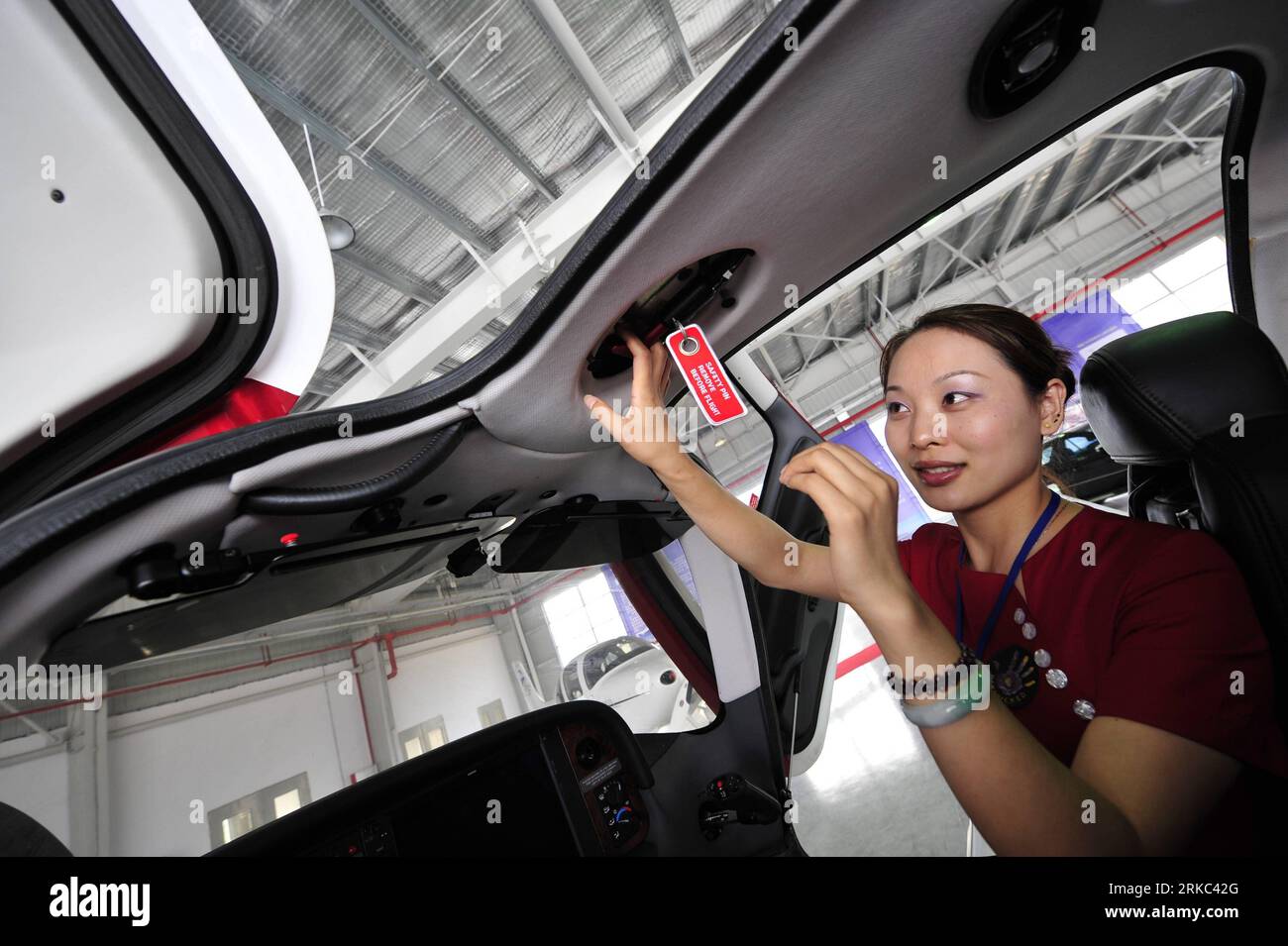 Bildnummer: 54661528  Datum: 19.11.2010  Copyright: imago/Xinhua (101120) -- ZHUHAI, Nov. 20, 2010 (Xinhua) -- A woman experiences inside a SR-22 private plane at the base of Cirrus Design Corporation Fixed Base Operator (FBO) in Zhuhai, south China s Guangdong Province, Nov. 19, 2010. The FBO base, covering an area of 2,806 square meters, was finished during the 8th China International Aviation & Aerospace Exhibition in Zhuhai. It provides general aviation services for private planes including maintenance, training, flight rental and experience flight services. (Xinhua/Yang Guang) (mcg) CHINA Stock Photo