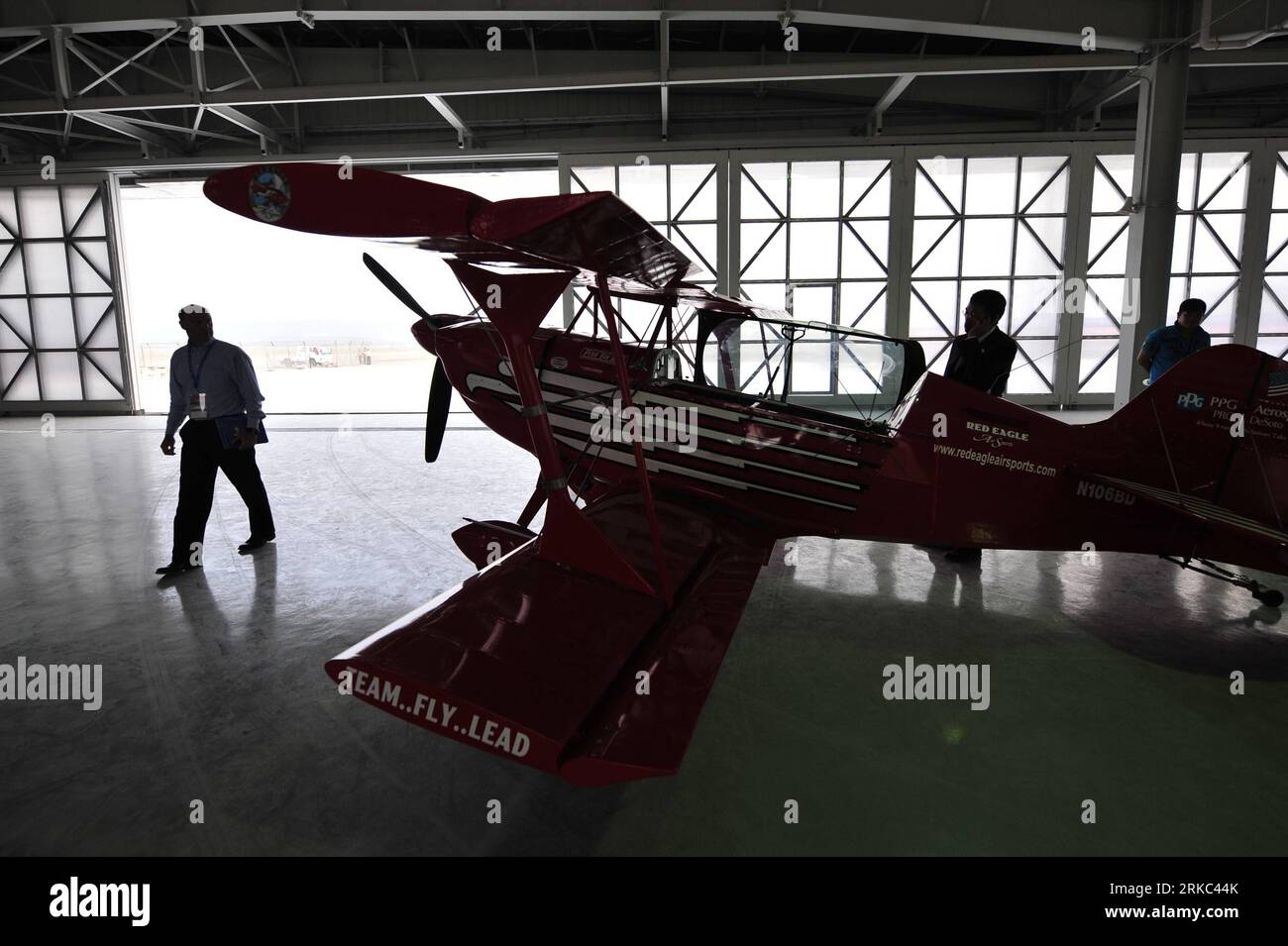 Bildnummer: 54661533  Datum: 19.11.2010  Copyright: imago/Xinhua (101120) -- ZHUHAI, Nov. 20, 2010 (Xinhua) -- An aircraft of the U.S. Red Eagle Aerobatic Team is seen in a hangar of the base of Cirrus Design Corporation Fixed Base Operator (FBO) in Zhuhai, south China s Guangdong Province, Nov. 19, 2010. The FBO base, covering an area of 2,806 square meters, was finished during the 8th China International Aviation & Aerospace Exhibition in Zhuhai. It provides general aviation services for private planes including maintenance, training, flight rental and experience flight services. (Xinhua/Yan Stock Photo