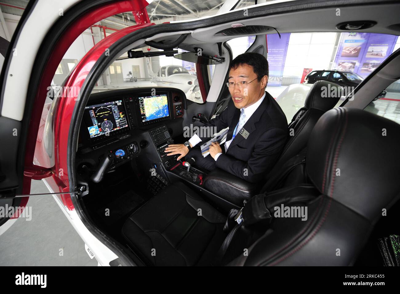 Bildnummer: 54661530  Datum: 19.11.2010  Copyright: imago/Xinhua (101120) -- ZHUHAI, Nov. 20, 2010 (Xinhua) -- A worker introduces cockpit and instrument desk inside a SR-22 private plane at the base of Cirrus Design Corporation Fixed Base Operator (FBO) in Zhuhai, south China s Guangdong Province, Nov. 19, 2010. The FBO base, covering an area of 2,806 square meters, was finished during the 8th China International Aviation & Aerospace Exhibition in Zhuhai. It provides general aviation services for private planes including maintenance, training, flight rental and experience flight services. (Xi Stock Photo