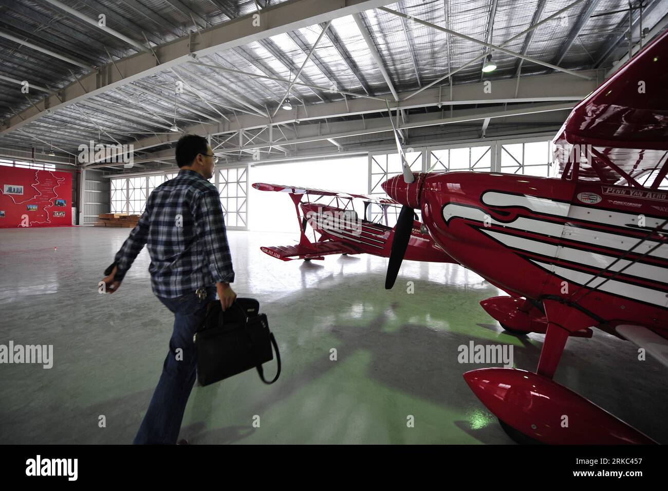 Bildnummer: 54661532  Datum: 19.11.2010  Copyright: imago/Xinhua (101120) -- ZHUHAI, Nov. 20, 2010 (Xinhua) -- A man walks past an aircraft of the U.S. Red Eagle Aerobatic Team in a hangar of the base of Cirrus Design Corporation Fixed Base Operator (FBO) in Zhuhai, south China s Guangdong Province, Nov. 19, 2010. The FBO base, covering an area of 2,806 square meters, was finished during the 8th China International Aviation & Aerospace Exhibition in Zhuhai. It provides general aviation services for private planes including maintenance, training, flight rental and experience flight services. (X Stock Photo