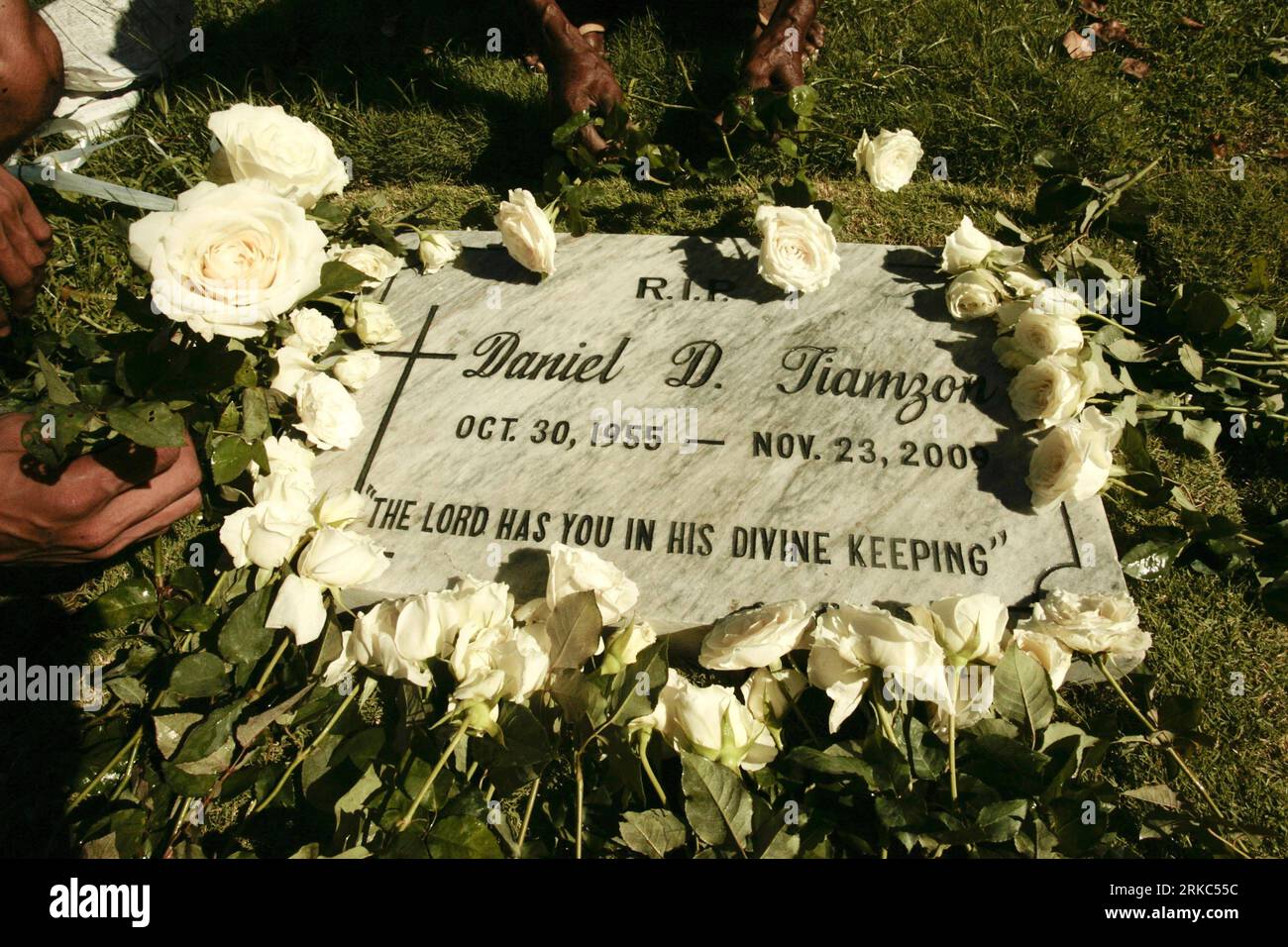 Bildnummer: 54668449  Datum: 22.11.2010  Copyright: imago/Xinhua (101123) -- MANILA, Nov. 23, 2010 (Xinhua) -- Journalists present flowers to the grave of UNTV s Daniel Tiamzon at the Loyola Memorial Park in Paranaque, south of Manila, Philippines, Nov. 22, 2010. Tiamzon was one of the 32 journalists along with 25 other civilians brutally killed a year ago in what is considered the worst politically-motivated killing in the history of the country, known as the Maguindanao massacre.  (Xinhua/Jon Fabrigar) (lyi) PHILIPPINES-MAGUINDANAO MASSACRE-ANIVERSARY PUBLICATIONxNOTxINxCHN Gesellschaft kbdi Stock Photo