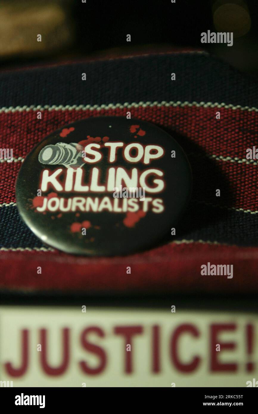 Bildnummer: 54668455  Datum: 23.11.2010  Copyright: imago/Xinhua (101123) -- MANILA, Nov. 23, 2010 (Xinhua) -- Photo taken on Nov. 23, 2010 shows a bedge with words stop killing journalists  Twenty-five unarmed civilians and 32 members of the media were brutally murdered in Ampatuan town in Maguindanao last year. (Xinhua/Jon Fabrigar) (lyi) PHILIPPINES-MAGUINDANAO MASSACRE-ANIVERSARY PUBLICATIONxNOTxINxCHN Gesellschaft kbdig xkg 2010 hoch premiumd o0 Massaker in Maguindanao, Gedenken, Trauer, Button    Symbol Journalisten, Journalismus, Gefahr, Arbeitswelten, Töten,    Bildnummer 54668455 Date Stock Photo