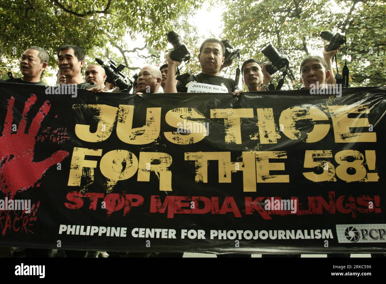 Bildnummer: 54670245  Datum: 23.11.2010  Copyright: imago/Xinhua (101123)-- MANILA, Nov.23, 2010 (Xinhua)-- Commemorating the first anniversary of the Maguindanao massacre, photojournalists belonging to Philippine Center for Photojournalism PCP hold a rally in front of the Department of Justice office as they calling for speedy justice for their fallen comrades and civilians in Manila, the Philippines, Nov. 23, 2010.  (Xinhua/Jon Fabrigar) PHILIPPINES-MANILA-MASSACRE-COMMEMORATION PUBLICATIONxNOTxINxCHN Politik Massaker Gedenken Trauer kbdig xmk 2010 quer premiumd    Bildnummer 54670245 Date 2 Stock Photo