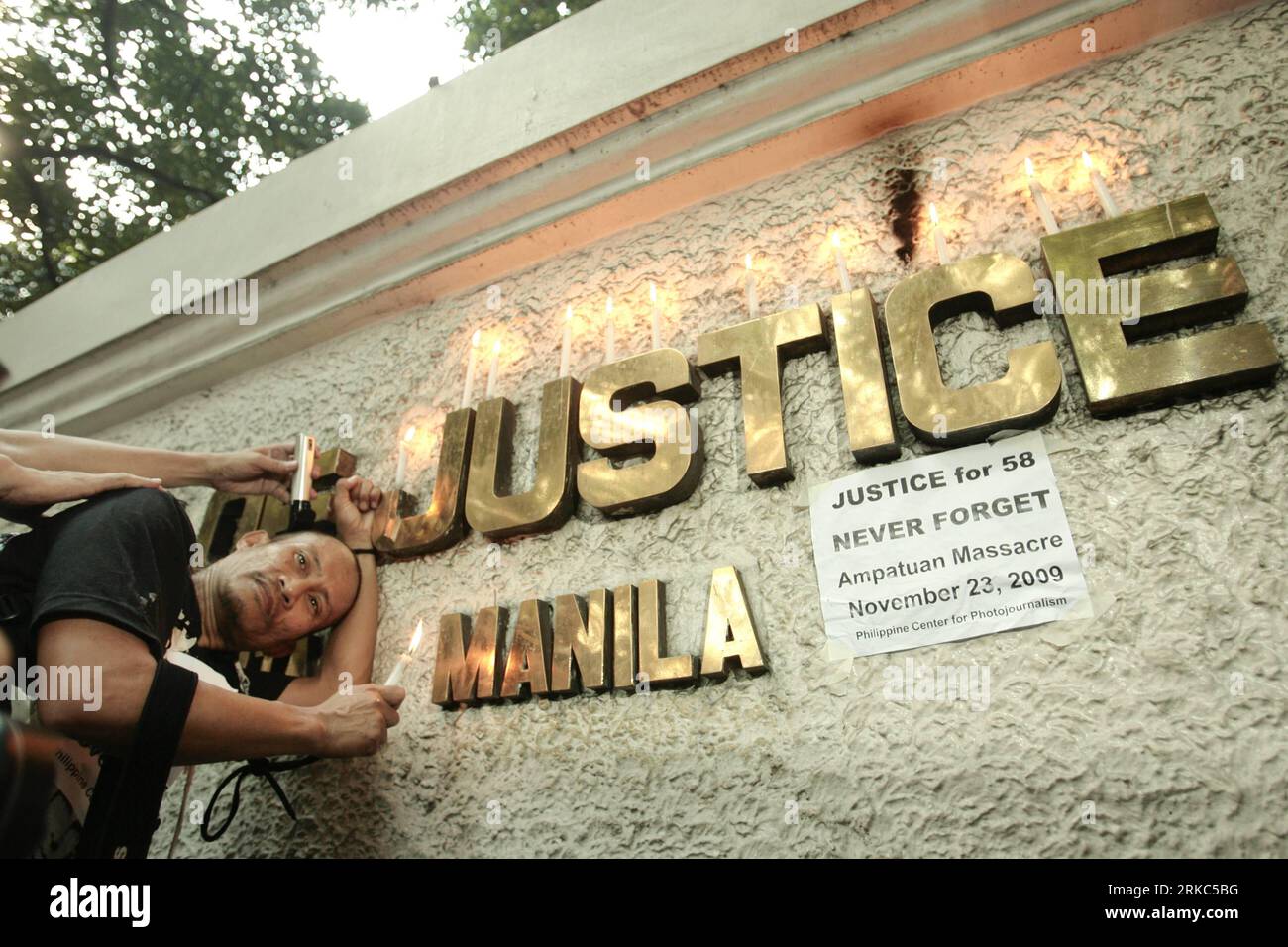 Bildnummer: 54670244  Datum: 23.11.2010  Copyright: imago/Xinhua (101123)-- MANILA, Nov.23, 2010 (Xinhua)-- Joe Haresha Tanodra, president of the Press Photographers of the Philippines, has his head shaved in front of the Department of Justice as he and fellow photographers commemorates the first anniversary of the Maguindanao massacre and calls for justice for their fallen comrades and civilians in Manila, the Philippines, Nov. 23, 2010.  (Xinhua/Jon Fabrigar) PHILIPPINES-MANILA-MASSACRE-COMMEMORATION PUBLICATIONxNOTxINxCHN Politik Massaker Gedenken Trauer kbdig xmk 2010 quer premiumd  o0 Jah Stock Photo