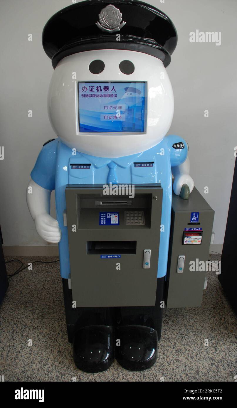 Bildnummer: 54675307  Datum: 24.11.2010  Copyright: imago/Xinhua (101124) -- QUANZHOU, Nov. 24, 2010 (Xinhua) -- The exit and entry service robot named A Pang is seen in Quanzhou City s exit and entry administration, southeast China s Fujian Province, Nov. 24, 2010. A Pang is a cartoon police-shaped machine, which can provide self-help services on applications of the to travel between the Chinese mainland and southeast China s Taiwan territory, between the Chinese inland and south China s Hong Kong and Macao special administrative regions, and between China and other countries. (Xinhua/Yan Cai Stock Photo