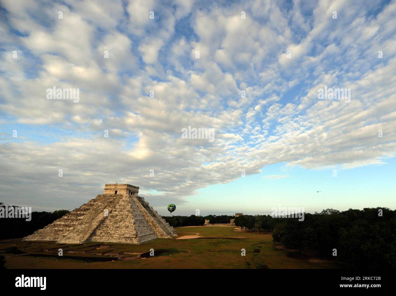 Bildnummer: 54683333  Datum: 28.11.2010  Copyright: imago/Xinhua (101129)-- CHICHEN ITZA, Nov. 29, 2010 (Xinhua) -- In this image released by Greenpeace, a giant balloon rises next to the Chichen-Itza pyramids in Mexico s Yucatan peninsula, on Nov. 28, 2010. Greenpeace protested one day before inauguration of the 16th Conference of Parties (CoP16) of the United Nations Framework Convention on Climate Change (UNFCCC) and the 6th Conference of the Parties serving as the meeting of the Parties to the Kyoto Protocol (CMP 6). (Xinhua/Greenpeace) (cl) MEXICO-CHICHEN ITZA-GREENPEACE-PROTEST PUBLICATI Stock Photo