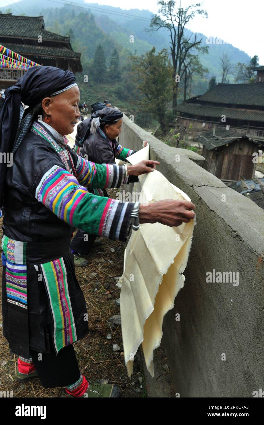 Bildnummer: 54686065  Datum: 30.11.2010  Copyright: imago/Xinhua (101130) -- QIANDONGNAN, Nov. 30, 2010 (Xinhua) -- Women of Yao ethnic group show handmade paper in Gaohua village of Congjiang County, southwest China s Guizhou Province, Nov. 30, 2010. Local Yao used straw and wood to make paper of daily use. The ancient paper making skill was well-reserved. (Xinhua/Lai Liusheng) (cxy) CHINA-GUIZHOU-CONGJIANG-PAPER MAKING (CN) PUBLICATIONxNOTxINxCHN Gesellschaft Land Leute kbdig xkg 2010 hoch  o0 Tradition, Handwerk, Papier, Herstellung    Bildnummer 54686065 Date 30 11 2010 Copyright Imago XIN Stock Photo