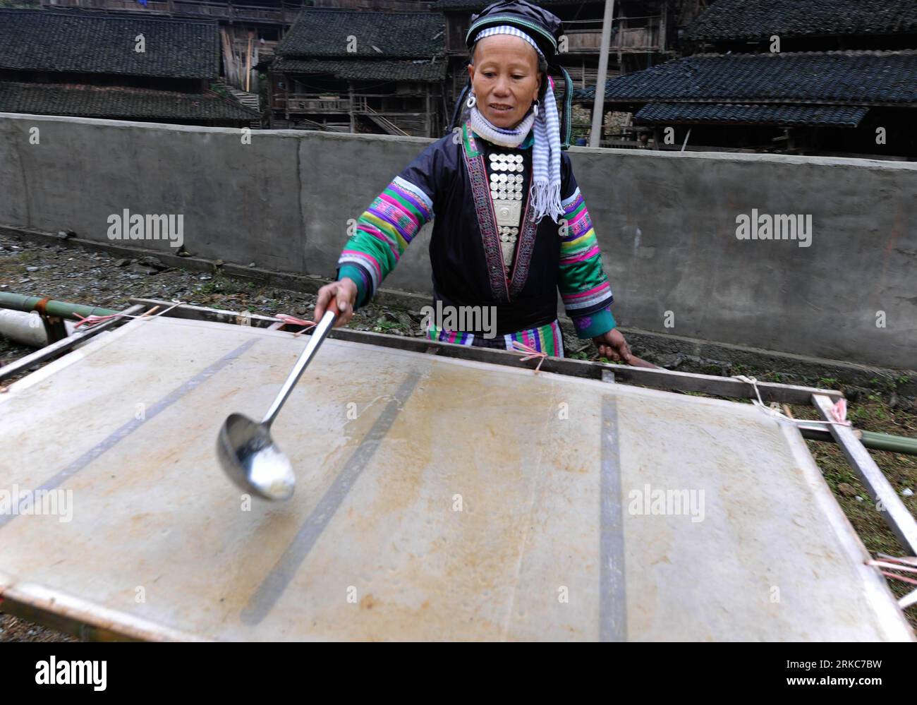 Bildnummer: 54686066  Datum: 30.11.2010  Copyright: imago/Xinhua (101130) -- QIANDONGNAN, Nov. 30, 2010 (Xinhua) -- A woman of Yao ethnic group shows handmade paper process in Gaohua village of Congjiang County, southwest China s Guizhou Province, Nov. 30, 2010. Local Yao used straw and wood to make paper of daily use. The ancient paper making skill was well-reserved. (Xinhua/Lai Liusheng) (cxy) CHINA-GUIZHOU-CONGJIANG-PAPER MAKING (CN) PUBLICATIONxNOTxINxCHN Gesellschaft Land Leute kbdig xkg 2010 quer  o0 Tradition, Handwerk, Papier, Herstellung    Bildnummer 54686066 Date 30 11 2010 Copyrigh Stock Photo