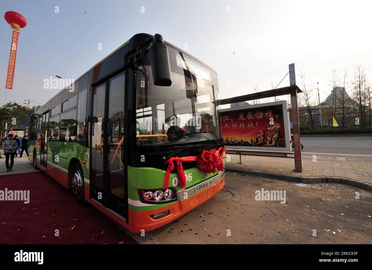 Bildnummer: 54694421  Datum: 01.12.2010  Copyright: imago/Xinhua (101201) -- GUILIN, Dec. 1, 2010 (Xinhua) -- An electronic bus runs on the road in Guilin, south China s Guangxi Zhuang Autonomous Region, Nov. 1, 2010. Guilin s first battery charging station for electronic vehicles, as well as the first batch of electronic public buses was put into use on Wednesday, in a bid to develop Guilin an environmental friendly city. (Xinhua/Chen Ruihua) (cxy) CHINA-GUANGXI-GUILIN-ELECTRONIC BUS (CN) PUBLICATIONxNOTxINxCHN Gesellschaft kbdig xcb 2010 quer o0 Elektroauto Elektroantrieb Auto Aufladen Strom Stock Photo