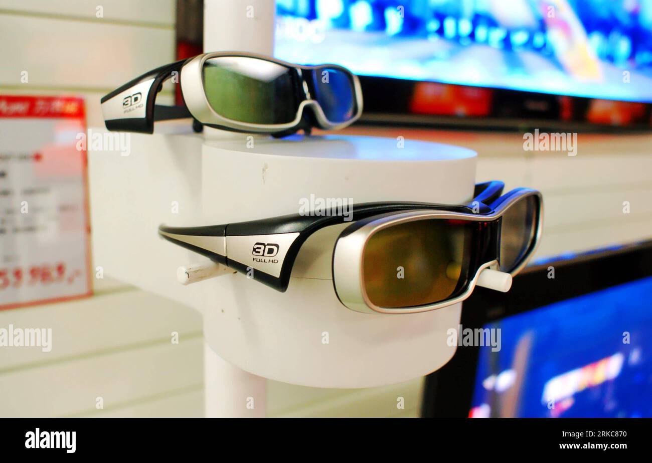 Bildnummer: 54694522 Datum: 01.12.2010 Copyright: imago/Xinhua (101201) --  SHANGHAI, Dec. 1, 2010 (Xinhua) -- 3D glasses used for watching 3D TV are  seen at the store of Media Markt in Shanghai, east