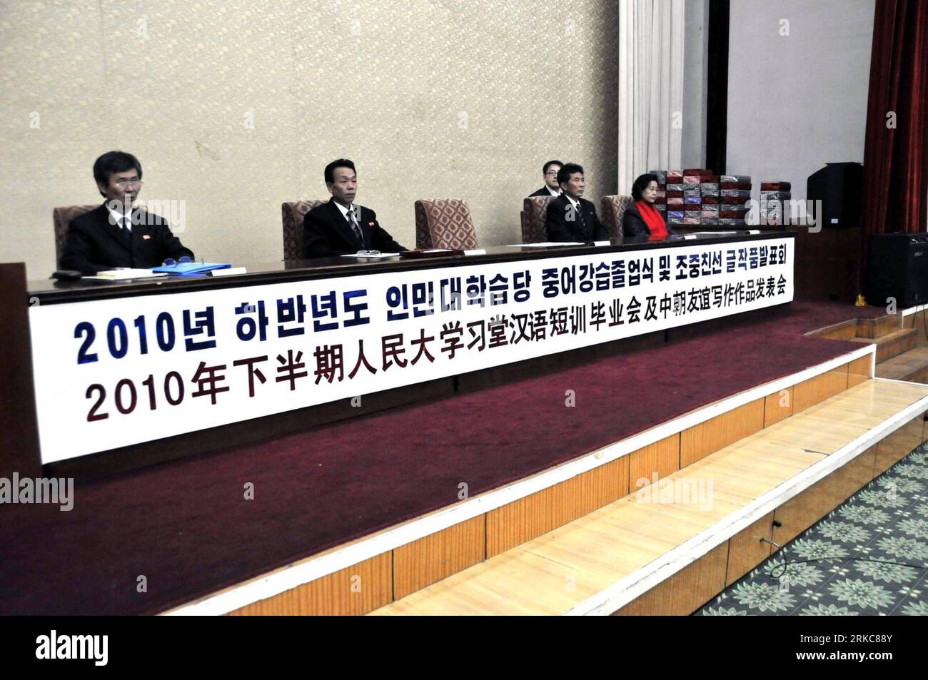 Bildnummer: 54694589 Datum: 01.12.2010 Copyright: imago/Xinhua (101201) -- PYONGYANG, Dec. 1, 2010 (Xinhua) -- The graduation ceremony of short-term Chinese language class of the second half of Year 2010 and publication of Bildnummer: 54694589 Datum: 01.12.2010 Copyright: imago/Xinhua (101201) -- PYONGYANG, Dec. 1, 2010 (Xinhua) -- The graduation ceremony of short-term Chinese language class of the second half of Year 2010 and publication of