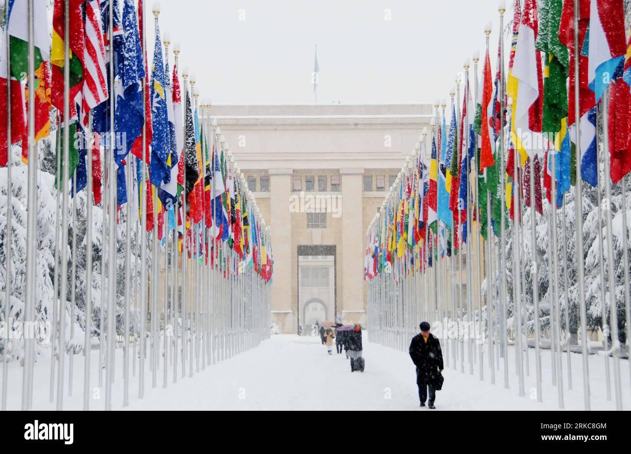 Bildnummer: 54696667  Datum: 01.12.2010  Copyright: imago/Xinhua (101201) -- GENEVA, Dec. 1, 2010 (Xinhua) -- Pedestrians walk past flags before the UN office in Geneva, Switzerland, Dec. 1, 2010. An ongoing cold wave with heavy snow has delayed air flights and snarled road travel across many parts of Europe.(Xinhua/Yang Jingde) (zl) SWITZERLAND-GENEVA-SNOW PUBLICATIONxNOTxINxCHN Gesellschaft Wetter kbdig xng 2010 quer  o0 Kälte, Frost, Kältewelle, Winter, Schnee    Bildnummer 54696667 Date 01 12 2010 Copyright Imago XINHUA  Geneva DEC 1 2010 XINHUA pedestrians Walk Past Flags Before The UN Of Stock Photo