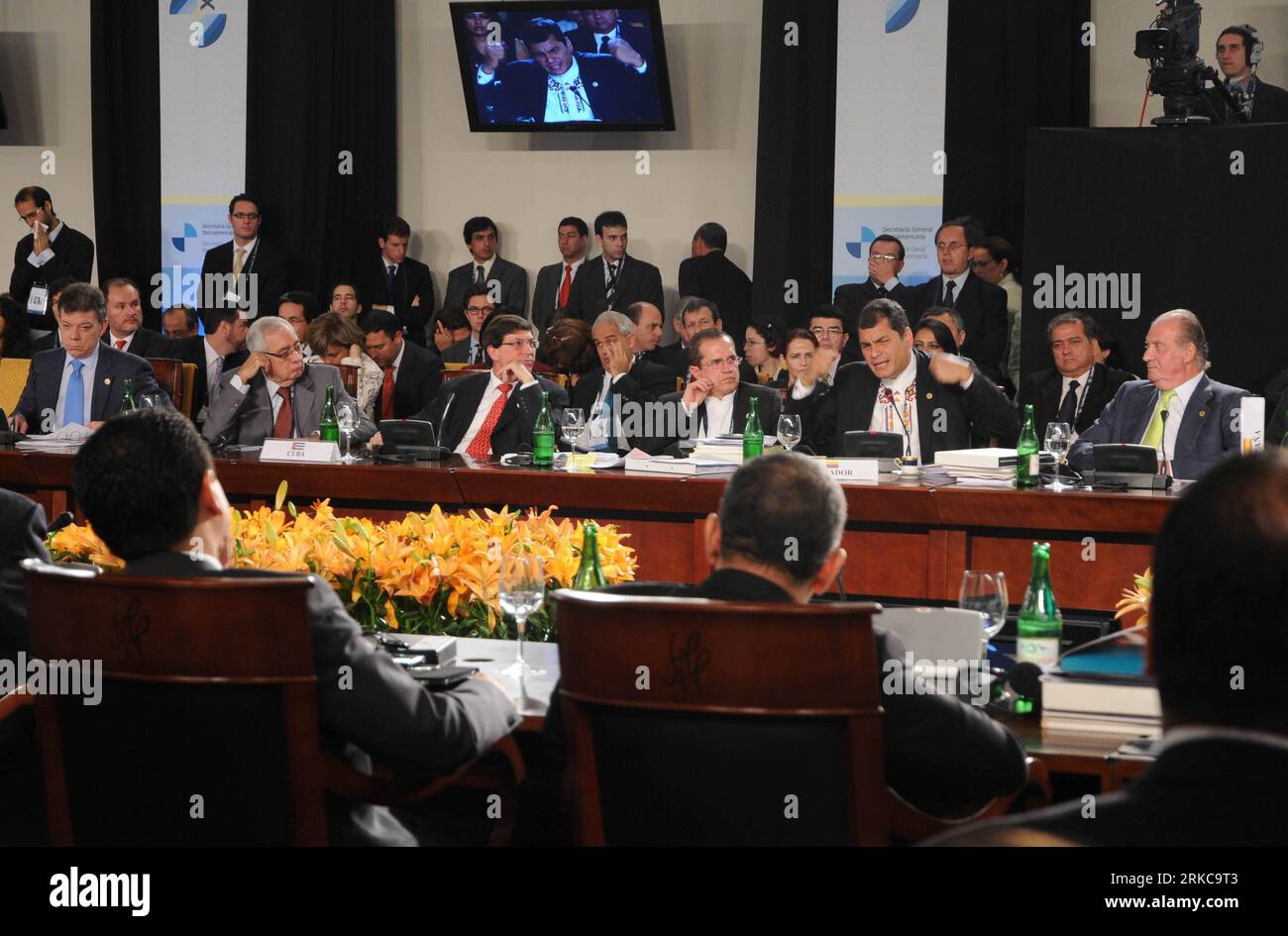 Bildnummer: 54707954  Datum: 04.12.2010  Copyright: imago/Xinhua (101204) -- MAR DEL PLATA, Dec. 4, 2010 (Xinhua) -- Ecuador s President Rafael Correa (2nd R Front) speaks during a session of the 20th Ibero-American Summit at the Hotel Provincial in Mar del Plata, Argentina, on Dec. 4, 2010. On the right King Juan Carlos (R). (Xinhua/Santiago Armas) (zw) ARGENTINA-IBERO-AMERICAN SUMMIT PUBLICATIONxNOTxINxCHN People Politik Iberoamerika Gipfel Iberoamerikanischer Ibero Amerika premiumd kbdig xmk 2010 quer Adel ESP    Bildnummer 54707954 Date 04 12 2010 Copyright Imago XINHUA  Mar Del Plata DEC Stock Photo