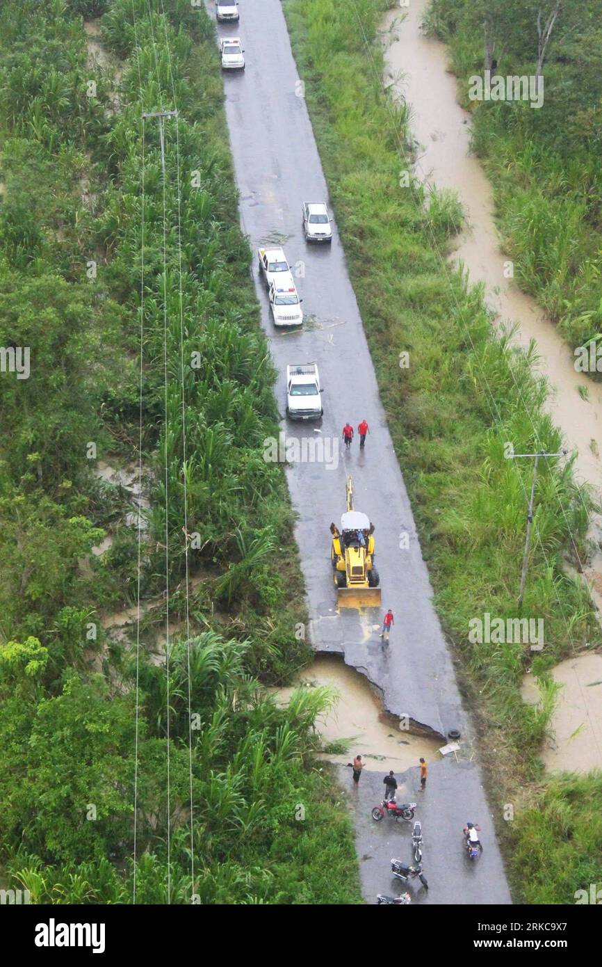 Bildnummer: 54709475  Datum: 04.12.2010  Copyright: imago/Xinhua CARACAS, Dec. 5, 2010 (Xinhua) -- Photo taken on Dec. 4, 2010 shows an aerial view of flooded areas in Miranda State, North Venezuela. Weeks of downpours in Venezuela that have caused flooding and mudslides has killed more than twenty and forced thousands to flee from their home, authorities said. (Xinhua) VENEZUELA-MIRANDA STATE-FLOOD PUBLICATIONxNOTxINxCHN Gesellschaft Naturkatastrophe Flut premiumd kbdig xmk 2010 hoch o0 Totale Perspektive Vogelperspektive Schäden Straße    Bildnummer 54709475 Date 04 12 2010 Copyright Imago X Stock Photo