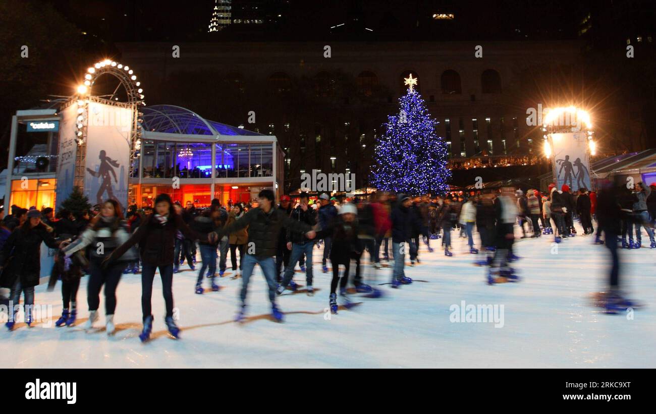 Bildnummer: 54709483  Datum: 04.12.2010  Copyright: imago/Xinhua NEW YORK, Dec. 5, 2010 (Xinhua) -- skate in front of the Christmas tree at Byrant Park in New York Dec. 4, 2010. The whole city is in the festive mood as Christmas Day draws near. (Xinhua/Wu Kaixiang) (ypf) U.S.-NEW YORK-CHRISTMAS PUBLICATIONxNOTxINxCHN Gesellschaft Weihnachten kbdig xmk 2010 quer o0 Schlittschuh laufen eislaufen Eisbahn Totale    Bildnummer 54709483 Date 04 12 2010 Copyright Imago XINHUA New York DEC 5 2010 XINHUA Skate in Front of The Christmas Tree AT Byrant Park in New York DEC 4 2010 The Whole City IS in The Stock Photo