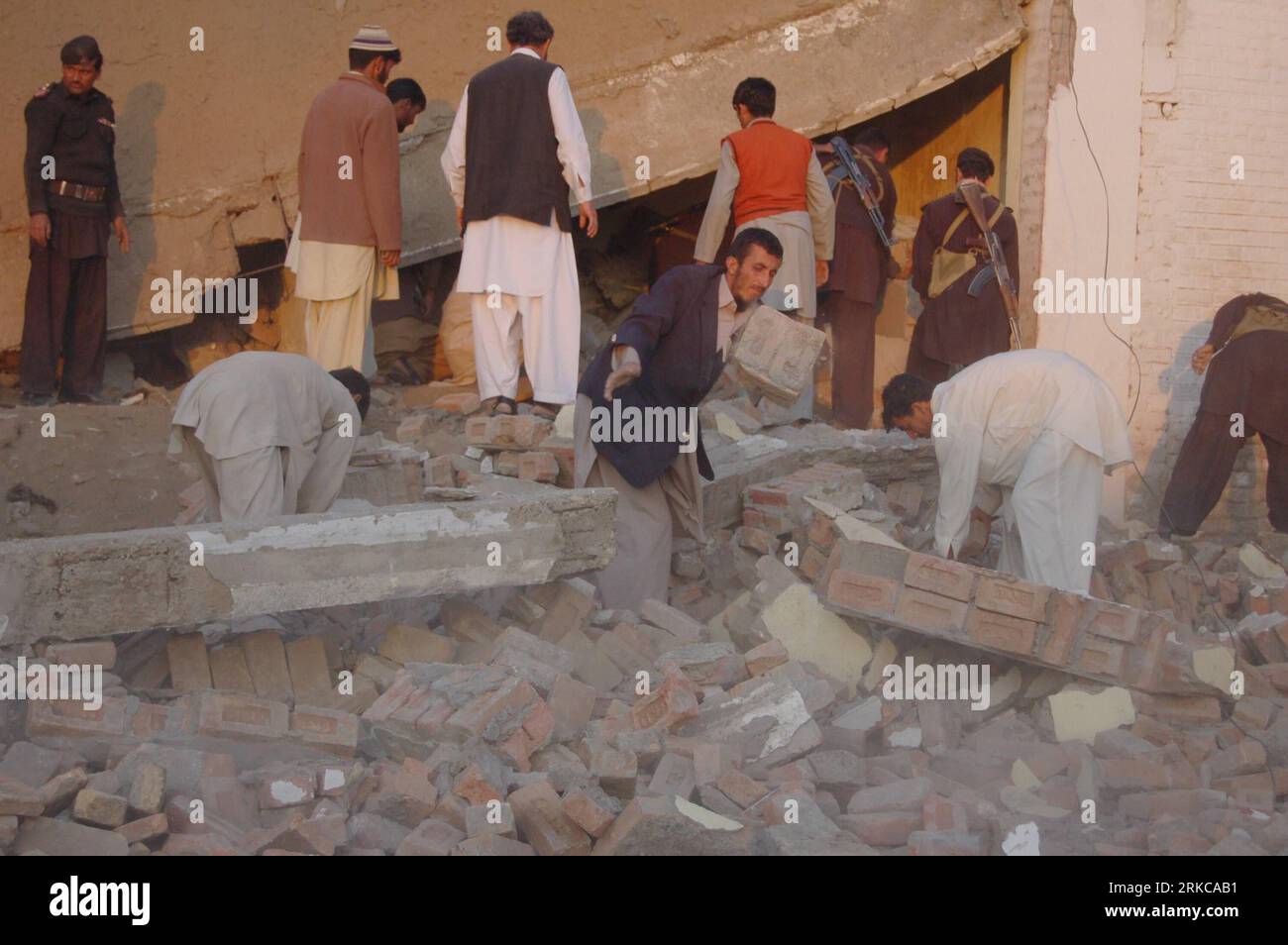 Bildnummer: 54712618  Datum: 06.12.2010  Copyright: imago/Xinhua (101206) -- PESHAWAR, Dec. 06, 2010 (Xinhua) -- clear the rubble at the site of a suicide bombing in northwest Pakistan s Mohmand region on December 6, 2010. Two suicide bombers Monday targeted a meeting of pro-government tribal elders in a Pakistani tribal region, killing at least 50 with 120 others injured. (Xinhua Photo/Saeed Ahmad)(zl) PAKISTAN-MOHMAND TRIBAL-BLAST PUBLICATIONxNOTxINxCHN Gesellschaft Anschlag Selbstmordanschlag kbdig xsk 2010 quer o0 Aufräumarbeiten, Suche, Schäden, Zerstörung    Bildnummer 54712618 Date 06 1 Stock Photo