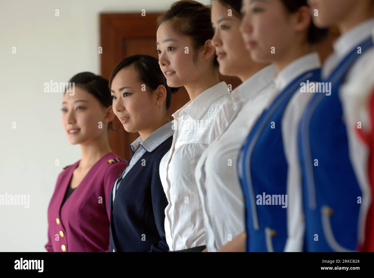 Bildnummer: 54718793  Datum: 08.12.2010  Copyright: imago/Xinhua (101208) -- HANGZHOU, Dec. 8, 2010 (Xinhua) -- Applicants are interviewed during the recruitment tests for new stewardess by Hainan Airlines in Hangzhou, capital of east China s Zhejiang Province, Dec. 8, 2010. Hainan Airlines launched a four-day interview of a flight attendant recruitment here on Wednesday. Hundreds of candidates applied for the job. (Xinhua/Huang Zongzhi) (mcg) CHINA-HANGZHOU-FLIGHT ATTENDANT-RECRUITMENT (CN) PUBLICATIONxNOTxINxCHN Wirtschaft kbdig xkg 2010 quer o0 Flugbegleiter, Flugbegleiterin, Rekrutierung, Stock Photo