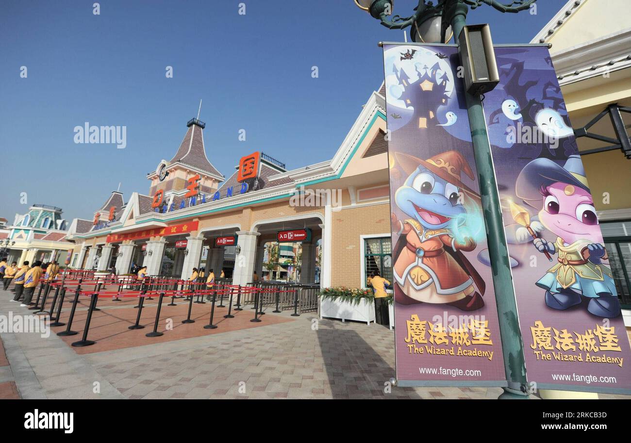 Bildnummer: 54721428 Datum: 08.12.2010 Copyright: imago/Xinhua (101208) --  WUHU, Dec. 8, 2010 (Xinhua) -- The main entrance of Fantawild Dreamland is  seen in Wuhu, east China s Anhui Province, Dec. 8, 2010.