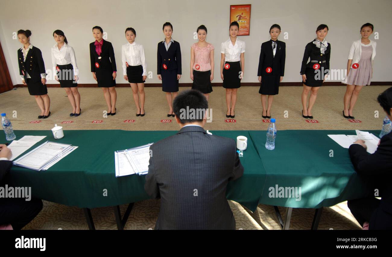 Bildnummer: 54718812  Datum: 08.12.2010  Copyright: imago/Xinhua (101208) -- HANGZHOU, Dec. 8, 2010 (Xinhua) -- Applicants are interviewed during the recruitment tests for new stewardess by Hainan Airlines in Hangzhou, capital of east China s Zhejiang Province, Dec. 8, 2010. Hainan Airlines launched a four-day interview of a flight attendant recruitment here on Wednesday. Hundreds of candidates applied for the job. (Xinhua/Huang Zongzhi) (mcg) CHINA-HANGZHOU-FLIGHT ATTENDANT-RECRUITMENT (CN) PUBLICATIONxNOTxINxCHN Wirtschaft kbdig xkg 2010 quer premiumd  o0 Flugbegleiter, Flugbegleiterin, Rekr Stock Photo