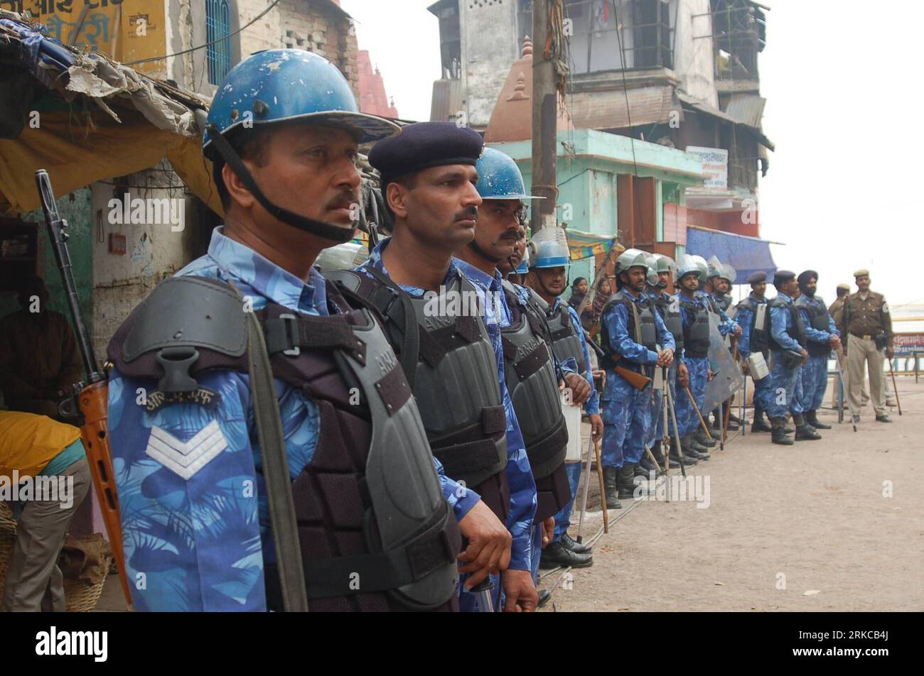 Bildnummer: 54721439  Datum: 08.12.2010  Copyright: imago/Xinhua (101208) -- VARANASI, Dec. 08, 2010 (Xinhua) -- Indian police stand guard near the site of Tuesday s blast in Varanasi, India, Dec. 8, 2010. India s Uttar Pradesh Chief Minister Mayawati said Wednesday that the northern state wanted the Congress party-led central government to deploy an anti- terrorism force in Varanasi, after the Hindu holy city was hit by a bomb attack Tuesday. A two-year-old girl was killed and at least 20 people, including some foreigners, were injured in a blast outside a Hindu temple in the holy city of Var Stock Photo