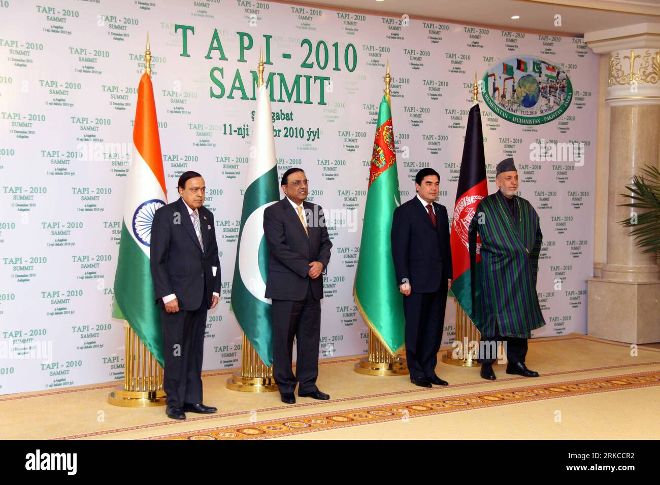 Bildnummer: 54740723  Datum: 11.12.2010  Copyright: imago/Xinhua (101211) -- ASHGABAT, Dec. 11, 2010 (Xinhua) -- Turkmen President Gurbanguly Berdymukhamedov(2nd, R), Afghan President Hamid Karzai(1st, R), Pakistani President Asif Ali Zardari (2nd, L) and Indian Minister of Oil and Natural Gas Murli Deora meet in Ashgabat, capital of Turkmenistan, Dec. 11, 2010. The four countries signed an agreement on cooperation of natural gas on Saturday.(Xinhua/Zhao Yu) TURKMENISTAN-INDIA-AFGHANISTAN-PAKISTAN-NATURAL GAS-AGREEMENT PUBLICATIONxNOTxINxCHN People Politik premiumd kbdig xsp 2010 quer     Bild Stock Photo