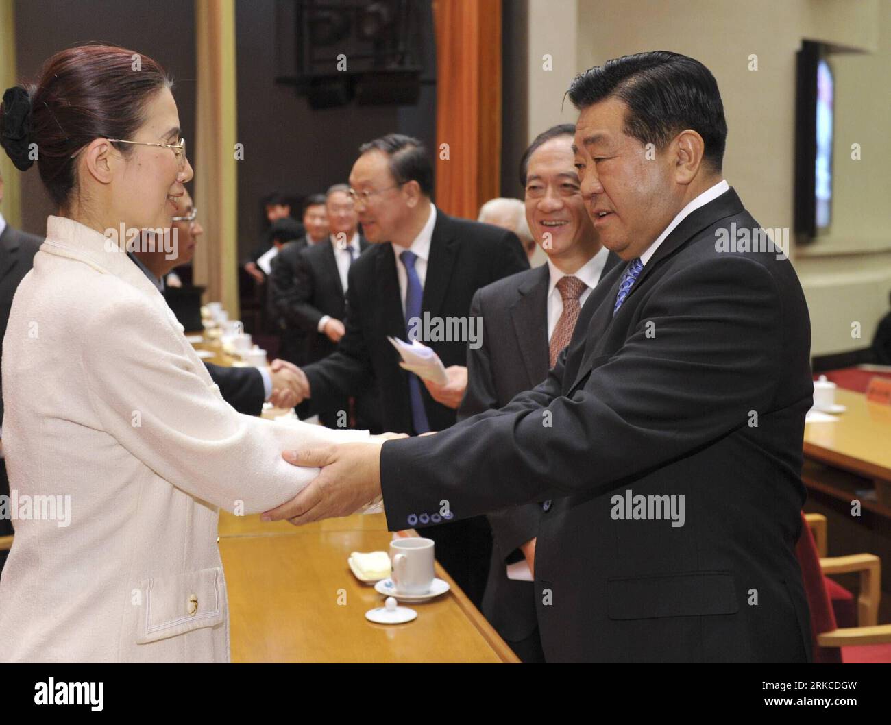 Bildnummer: 54746343  Datum: 13.12.2010  Copyright: imago/Xinhua (101213) -- BEIJING, Dec. 13, 2010 (Xinhua) -- Jia Qinglin (1st R), chairman of the National Committee of the Chinese People s Political Consultative Conference (CPPCC), shakes hands with Yang Jia, a member of Jiu San Society, also the vice chairperson of the United Nations Committee on the Rights of Persons with Disabilities attending a meeting on promoting the socialist core value system in Beijing, capital of China, Dec. 13, 2010. Jia Qinglin called it an important political task to help non-communist party members learn and p Stock Photo