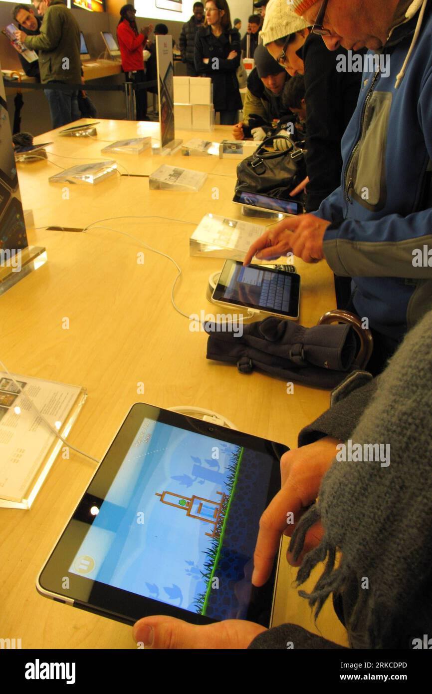 Bildnummer: 54747264  Datum: 12.12.2010  Copyright: imago/Xinhua (101213) -- NEW YORK, Dec. 13, 2010 (Xinhua) -- Customers play the Angry Birds on iPads at the flagship store of Apple Inc. in New York, the United States, Dec. 12, 2010. The addictive game Angry Birds was named as the No. 1 selling app. of 2010 for iTunes. The game features the revenge of the Angry Birds on the green pigs who stole the Birds eggs. (Xinhua/Wu Kaixiang) (wjd) US-NEW YORK-GAME-ANGRY BIRDS PUBLICATIONxNOTxINxCHN Wirtschaft kbdig xsk 2010 hoch o0 i pad, ipad, Spiel, Computerspiel    Bildnummer 54747264 Date 12 12 201 Stock Photo