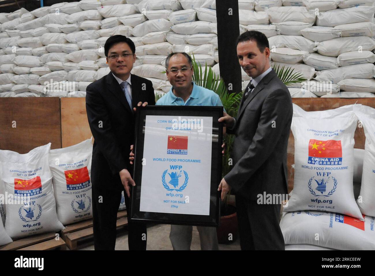 Bildnummer: 54752160 Datum: 15.12.2010 Copyright: imago/Xinhua (101215) --  PHNOM PENH, Dec. 15, 2010 (Xinhua) -- Jin Yuan (L), economic and commercial  counsellor of the Chinese embassy in Cambodia, Jean-Pierre de Margerie (R),
