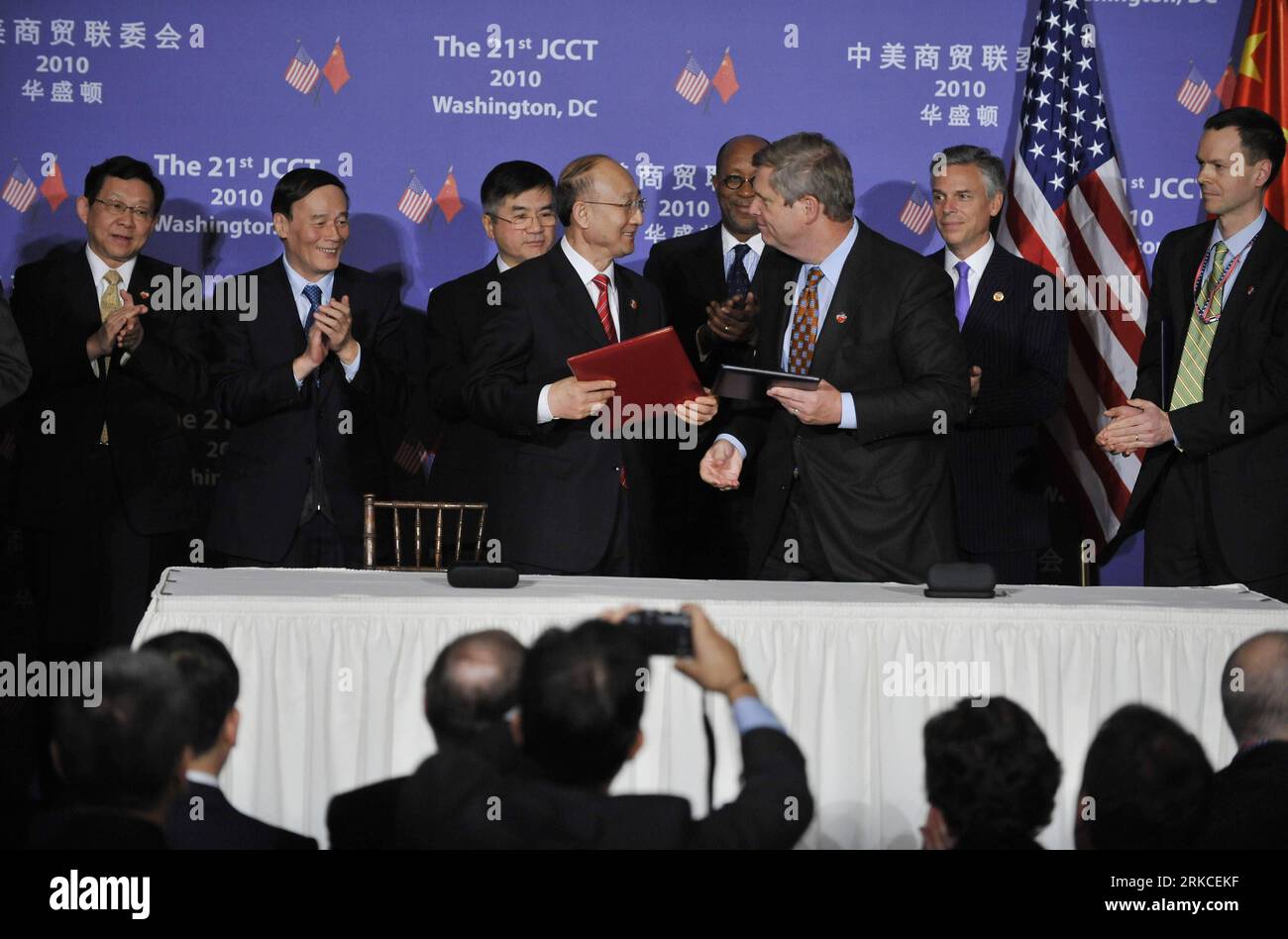 キャサリン Pelican 1520 Case, Black with Red Handle & Latches