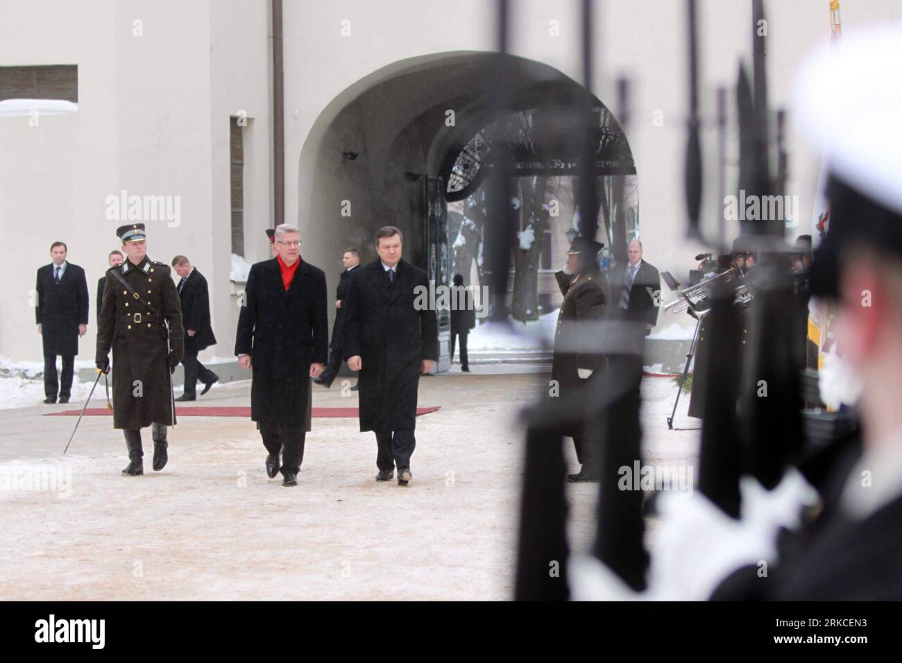 Bildnummer: 54753194  Datum: 15.12.2010  Copyright: imago/Xinhua (101215) -- RIGA, Dec. 15, 2010 (Xinhua) -- Latvia s President Valdis Zatlers (L) hosts a welcoming ceremony for visiting Ukraine s President Viktor Yanukovych in Riga, capital of Latvia, Dec. 15, 2010. Yanukovych paid a one-day visit to Latvia on Wednesday. (Xinhua) LATVIA-UKRAINE-PRESIDENT-VISIT PUBLICATIONxNOTxINxCHN People Politik premiumd kbdig xkg 2010 quer  o0 UN, UNO, Sicherheitsrat    Bildnummer 54753194 Date 15 12 2010 Copyright Imago XINHUA  Riga DEC 15 2010 XINHUA Latvia S President Valdis Zatlers l Hosts a Welcoming Stock Photo