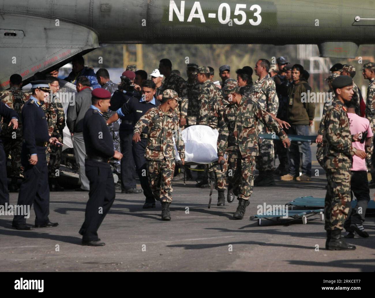 Bildnummer: 54754113  Datum: 16.12.2010  Copyright: imago/Xinhua (101216) -- KATHMANDU, Dec. 16, 2010 (Xinhua) -- Nepalese soldiers carry the remains of a victim killed in a Tara Air plane crash as it arrives in Kathmandu, capital of Nepal, Dec. 16, 2010. A Twin Otter aircraft 9N-AFX belonging to Tara Air that took off from Lamidanda Airport in Khotang district in eastern Nepal crashed in the remote location of Okhaldhunga district on Dec. 15, 2010. Twenty-two including three crew members were killed at the crash. All the 19 passengers are from Bhutan, airport official said. (Xinhua/Bimal Guta Stock Photo