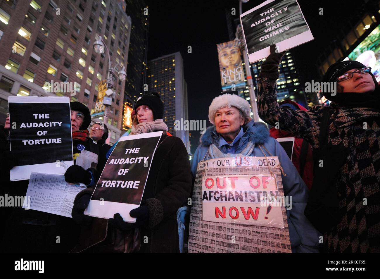 Bildnummer: 54756995  Datum: 16.12.2010  Copyright: imago/Xinhua (101217) -- NEW YORK, Dec. 17, 2010 (Xinhua) -- Protestors participate an anti-war demonstration against the statement delivered by U.S. President on the Afghanistan-Pakistan Annual Review at the Times Square in New York, the United States, Dec. 16, 2010.  (Xinhua/Shen Hong) (zyw) US-NEW YORK-TIMES SQUARE-DEMO PUBLICATIONxNOTxINxCHN Politik Gesellschaft Demo Protest kbdig xcb 2010 quer premiumd o0 Kriegsgegner    Bildnummer 54756995 Date 16 12 2010 Copyright Imago XINHUA  New York DEC 17 2010 XINHUA protestors participate to Anti Stock Photo