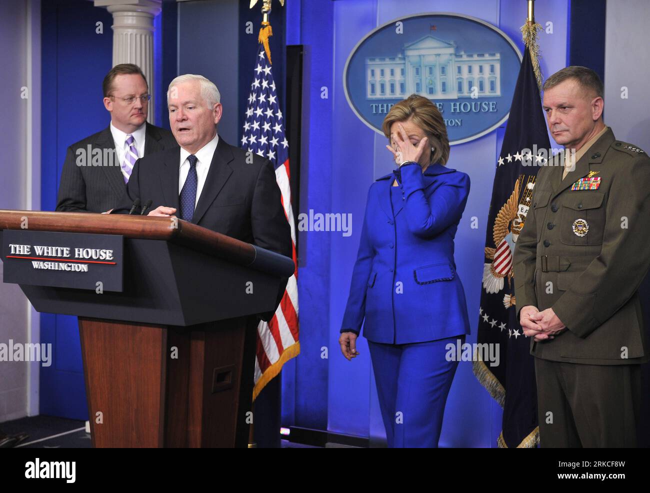 Bildnummer: 54756959  Datum: 16.12.2010  Copyright: imago/Xinhua (101217) -- WASHINGTON, Dec. 17, 2010 (Xinhua) -- White House Press Secretary Robert Gibbs, Secretary of Defense Robert Gates, Secretary of State Hillary Clinton and Vice Chairman of the U.S. Joint Chiefs of Staff General James Cartwright (L-R) attend a briefing on the Afghanistan and Pakistan Annual Review in the White House in Washington D.C., the United States, Dec. 16, 2010.  (Xinhua/Zhang Jun)(axy) U.S.-WASHINGTON-AFGHANISTAN-REVIEW PUBLICATIONxNOTxINxCHN People Politik kbdig xcb 2010 quer premiumd    Bildnummer 54756959 Dat Stock Photo