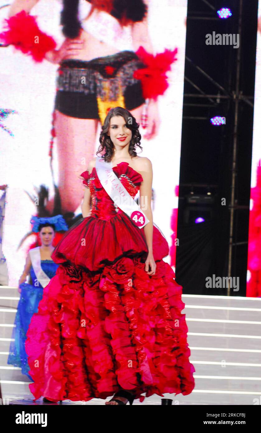 Bildnummer: 54759285  Datum: 17.12.2010  Copyright: imago/Xinhua (101218) -- ZHANJIANG, Dec. 18, 2010 (Xinhua) -- Miss Tourism Holland poses during the world final of Miss Tourism International 2010 in Zhanjiang, south China s Guangdong Province, Dec. 17, 2010. The beauty pageant ended here Friday, in which Miss Tourism Iceland Jenny won the championship. (Xinhua/Li Manqing) (ljh) #CHINA-ZHANJIANG-MISS TOURISM INTERNATIONAL-WORLD FINAL (CN) PUBLICATIONxNOTxINxCHN People Entertainment Schönheitswettbewerb kbdig xmk 2010 hoch  o0 Preisträger    Bildnummer 54759285 Date 17 12 2010 Copyright Imago Stock Photo