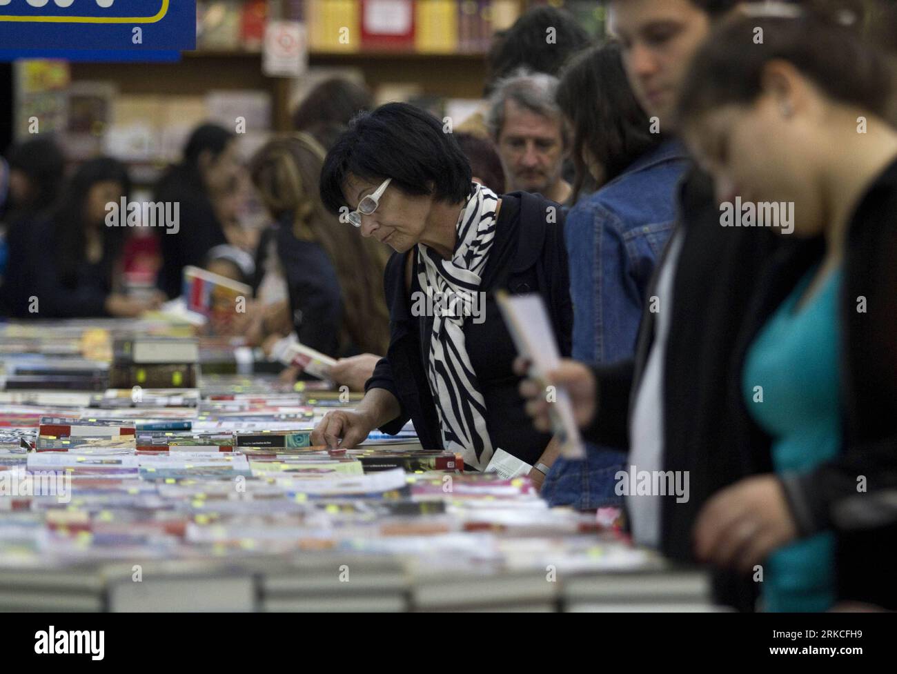 Bildnummer: 54760377  Datum: 18.12.2010  Copyright: imago/Xinhua (101219) -- BUENOS AIRES, Dec. 19, 2010 (Xinhua) -- check out books at the Bookstores Night event, in Buenos Aires, Argentina, on Dec. 18, 2010. During the event, bookstores open until late night and books are on sale to promote the habit of reading among citizens. The United Nations Educational, Scientific and Cultural Organization (UNESCO) has designated Buenos Aires as the World Book Capital 2011 . (Xinhua/Martin Zabala)(axy) ARGENTINA-BUENOS AIRES-BOOKSTORES NIGHT PUBLICATIONxNOTxINxCHN Gesellschaft nachts Buch Buchhandlung k Stock Photo
