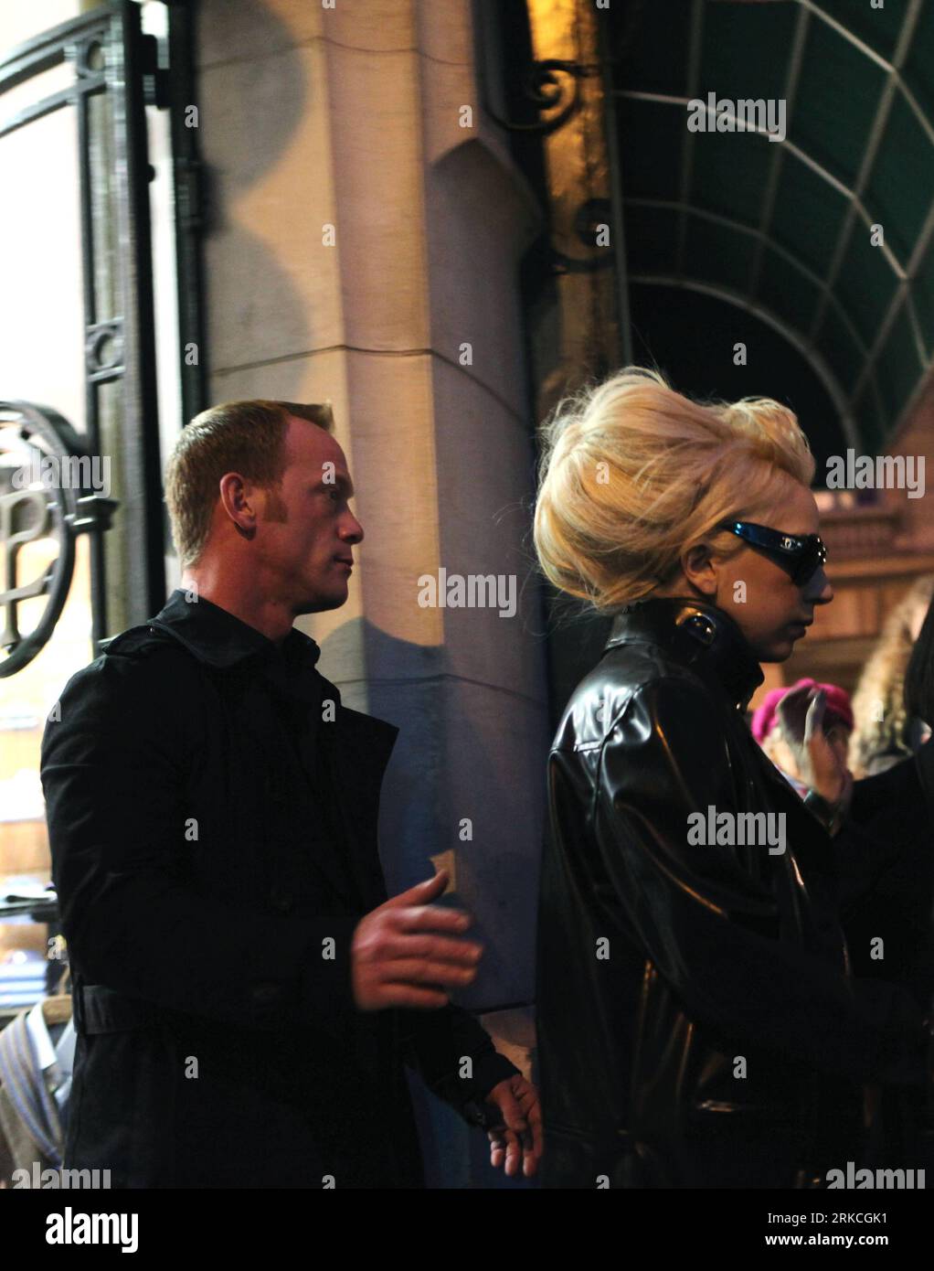 Bildnummer: 54764801  Datum: 21.12.2010  Copyright: imago/Xinhua (101221)-- PARIS, Dec. 21, 2010 (Xinhua) -- US pop singer Lady Gaga (R) walks out of a store in Paris, capital of France, Dec. 21, 2010. Lady Gaga s concert scheduled on Dec. 19 in Paris was canceled because trucks delivering sets for the pop diva s extravagant event couldn t get to the city s Bercy stadium. (Xinhua/Gao Jing) (wjd) FRANCE-PARIS-LADY GAGA-CONCERT-CANCEL PUBLICATIONxNOTxINxCHN People Kultur Entertainment Musik kbdig xmk 2010 hoch  o0 privat    Bildnummer 54764801 Date 21 12 2010 Copyright Imago XINHUA  Paris DEC 21 Stock Photo