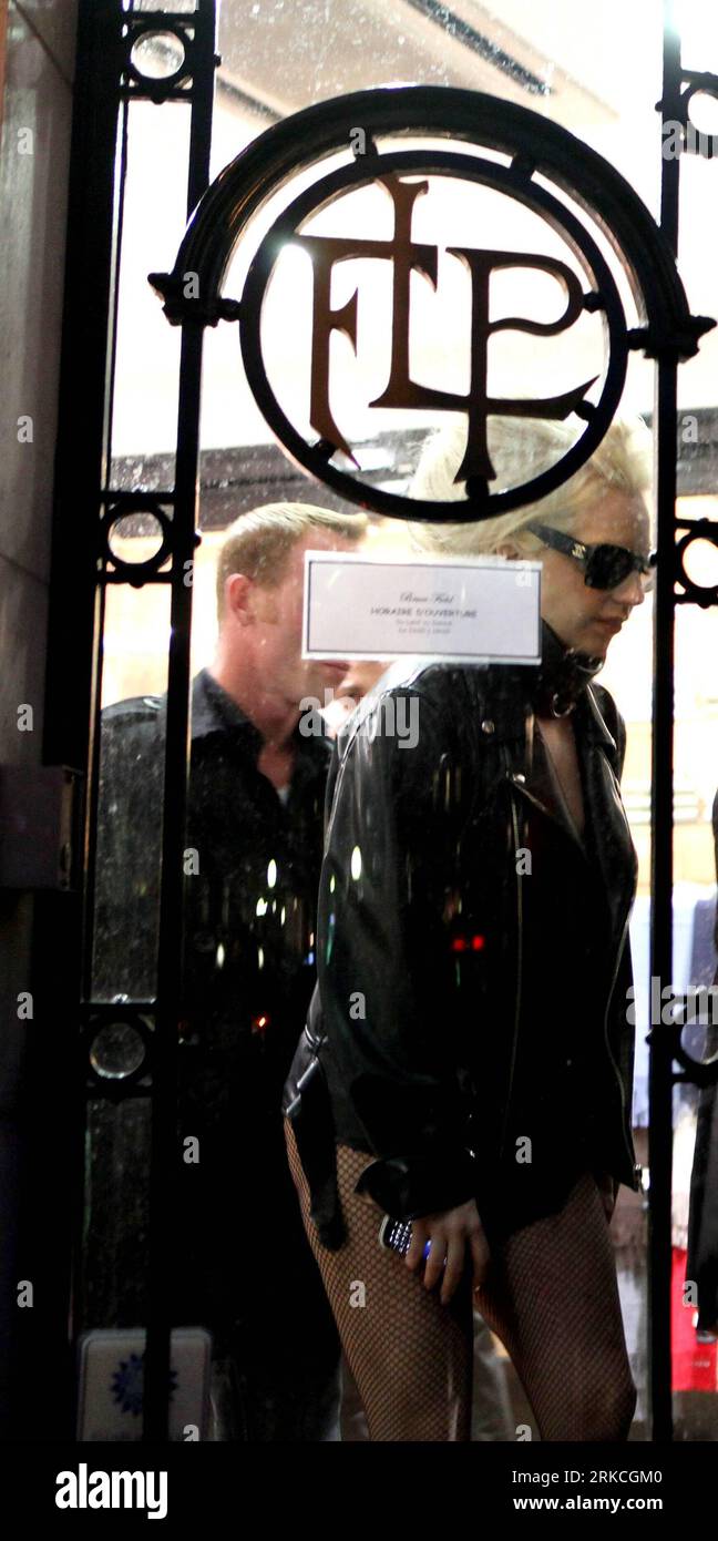 Bildnummer: 54764803  Datum: 21.12.2010  Copyright: imago/Xinhua (101221)-- PARIS, Dec. 21, 2010 (Xinhua) -- US pop singer Lady Gaga (Front) walks out of a store in Paris, capital of France, Dec. 21, 2010. Lady Gaga s concert scheduled on Dec. 19 in Paris was canceled because trucks delivering sets for the pop diva s extravagant event couldn t get to the city s Bercy stadium. (Xinhua/Gao Jing) (wjd) FRANCE-PARIS-LADY GAGA-CONCERT-CANCEL PUBLICATIONxNOTxINxCHN People Kultur Entertainment Musik kbdig xmk 2010 hoch premiumd  o0 privat, FLP    Bildnummer 54764803 Date 21 12 2010 Copyright Imago XI Stock Photo