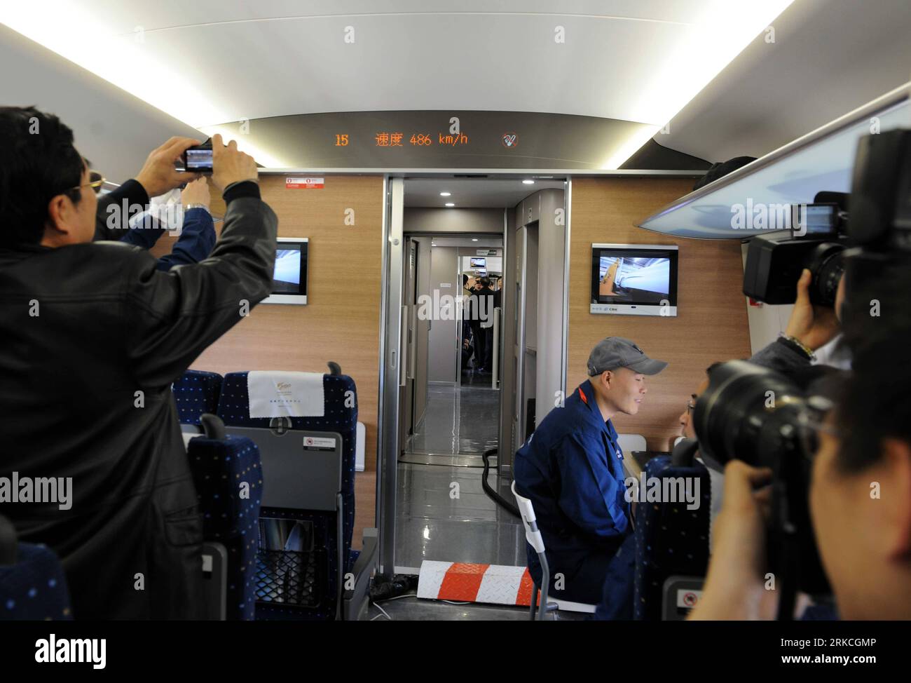 Bildnummer: 54764434  Datum: 03.12.2010  Copyright: imago/Xinhua (101221) -- BEIJING, Dec. 21, 2010 (Xinhua) -- take pictures as the train hits a speed of 486 kilometers per hour in China, Dec. 3, 2010. In a country with a large territory and huge population like China, the railway system has to be the best and most realistic transportation to support the ever-fast economic development. Traveling by train in China used to be notorious adventures for both passengers and cargoes. Though covering most major regions in the country, the train service was blamed for its snail speed and frequent dela Stock Photo