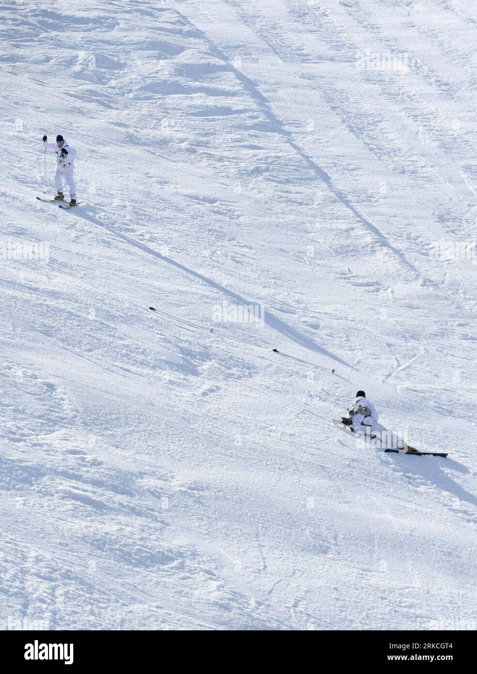 Bildnummer: 54766239  Datum: 21.12.2010  Copyright: imago/Xinhua (101222) -- MT. HERMON (ISRAEL), Dec. 22, 2010 (Xinhua) -- Soldiers of the Alpine Unit of the Israeli Defense Forces (IDF) practise skiing during a training session in Mt. Hermon, on Dec. 21, 2010. The Alpine Unit is comprised of reserve soldiers that served in elite units during their regular service. The Alpine Unit trains its soldiers in Judea, Samaria and the northern border, particularly Mt. Hermon. (Xinhua/Yin Dongxun) (nxl) ISRAEL-MT. HERMON-MILITARY-ALPINE UNIT-TRAINING PUBLICATIONxNOTxINxCHN Gesellschaft Militär Israel J Stock Photo