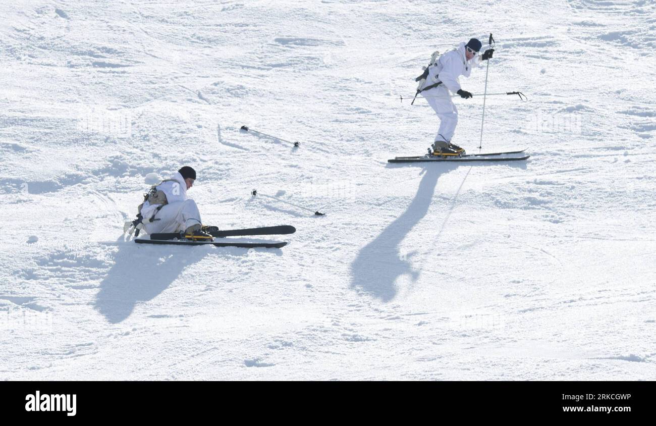 Bildnummer: 54766237  Datum: 21.12.2010  Copyright: imago/Xinhua (101222) -- MT. HERMON (ISRAEL), Dec. 22, 2010 (Xinhua) -- Soldiers of the Alpine Unit of the Israeli Defense Forces (IDF) practise skiing during a training session in Mt. Hermon, on Dec. 21, 2010. The Alpine Unit is comprised of reserve soldiers that served in elite units during their regular service. The Alpine Unit trains its soldiers in Judea, Samaria and the northern border, particularly Mt. Hermon. (Xinhua/Yin Dongxun) (nxl) ISRAEL-MT. HERMON-MILITARY-ALPINE UNIT-TRAINING PUBLICATIONxNOTxINxCHN Gesellschaft Militär Israel J Stock Photo