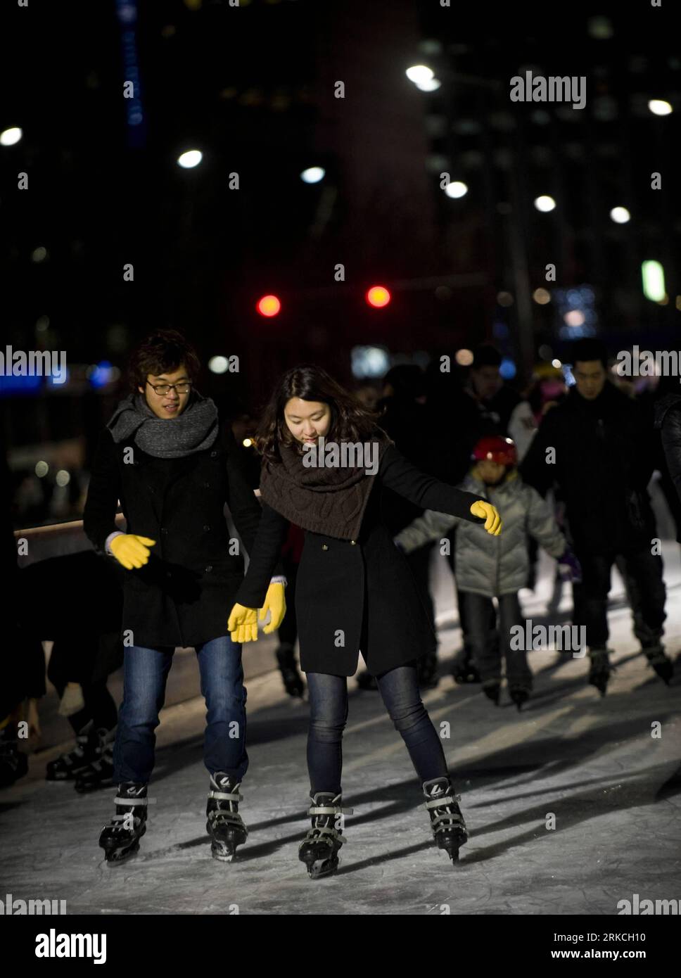 Bildnummer: 54767942  Datum: 23.12.2010  Copyright: imago/Xinhua (101223) -- SEOUL, Dec. 23, 2010 (Xinhua) -- enjoy ice-skating with a giant Christmas tree in the background in Seoul, capital of South Korea, on Dec. 23, 2010. (Xinhua/Lui Siu Wai)(zl) SOUTH KOREA-SEOUL-CHRISTMAS PUBLICATIONxNOTxINxCHN Gesellschaft Land Leute Eislaufen kbdig xub 2010 hoch o0 Schlittschuh laufen Schlittschuhlaufen    Bildnummer 54767942 Date 23 12 2010 Copyright Imago XINHUA  Seoul DEC 23 2010 XINHUA Enjoy ICE Skating With a Giant Christmas Tree in The Background in Seoul Capital of South Korea ON DEC 23 2010 XIN Stock Photo