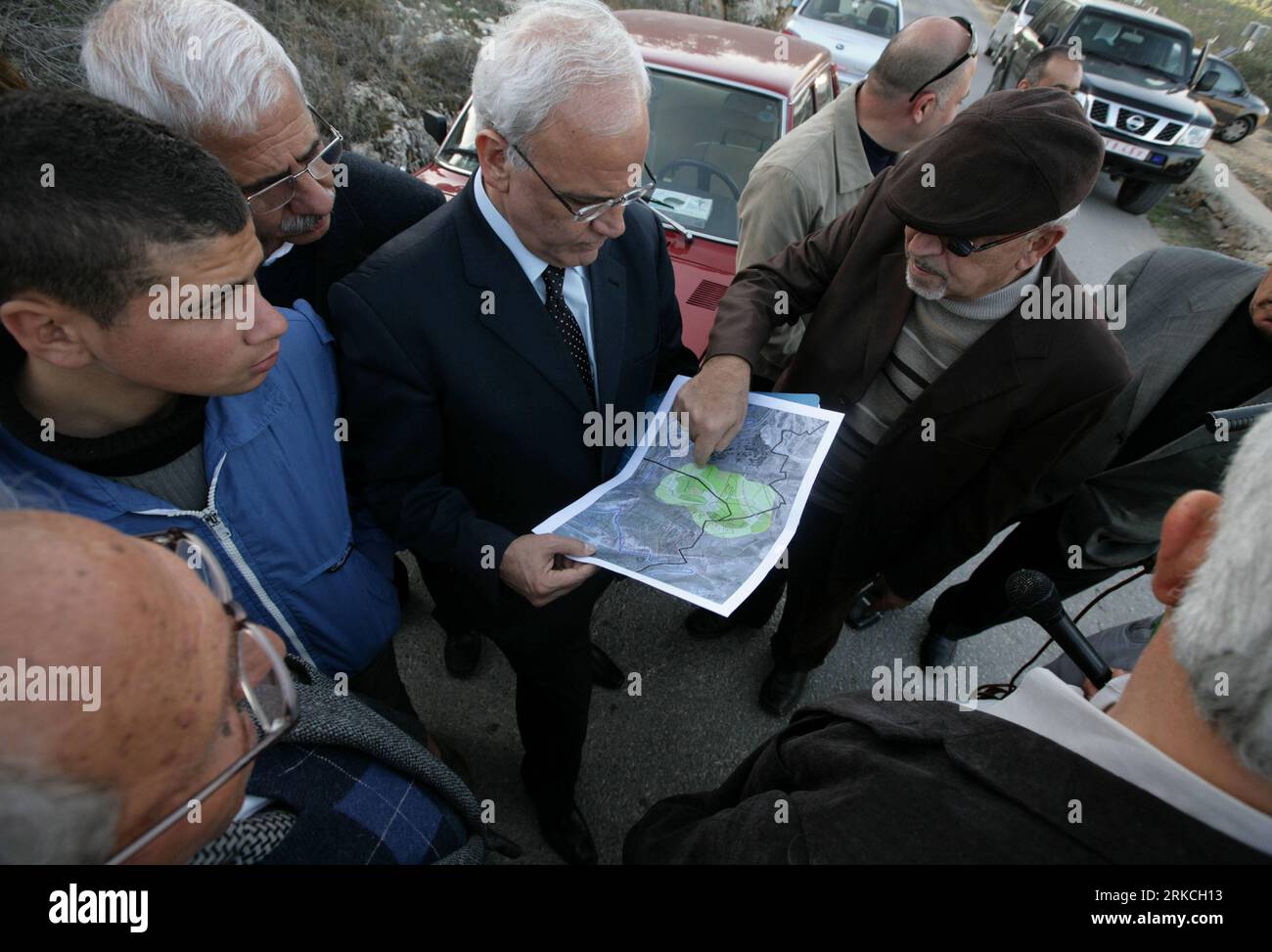 Bildnummer: 54766575  Datum: 22.12.2010  Copyright: imago/Xinhua (101222) -- BETHLEHEM, Dec. 22, 2010 (Xinhua) -- Chief Palestinian negotiator Saeb Erekat (C) briefs on map of Jewish settlements around Bethlehem during his tour in the West Bank city of Bethlehem, Dec. 22, 2010. Saeb Erekat said Wednesday that the Palestinian Authority is wary of an Israeli attack on Gaza, warning that such a move would only complicate matters further, Israel Radio reported. (Xinhua/Luay Sababa) (wjd) MIDEAST-BETHLEHEM-PALESTINE-SITUATION PUBLICATIONxNOTxINxCHN People Politik premiumd kbdig xsp 2010 quer     Bi Stock Photo