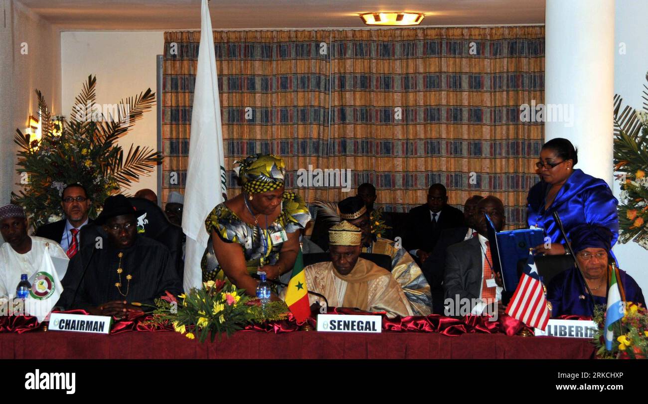 Bildnummer: 54769751  Datum: 25.12.2010  Copyright: imago/Xinhua (101225) -- ABUJA, Dec. 25, 2010 (Xinhua) -- Nigerian President Goodluck Ebele Jonathan(L), Senegalese President Abdoulaye Wade (C), and Liberian President Ellen Johnson Sirleaf (R) attend the Economic Community of West African States extraordinary session of the heads of state and government on Cote d Ivoire affairs, in Abuja, Nigeria, Dec. 24, 2010. The Economic Community of West African States (ECOWAS) on Friday urged Cote d Ivoire s incumbent Laurent Gbagbo to step down and vowed the use of legitimate force if Gbagbo fails to Stock Photo