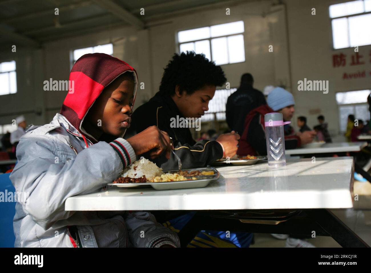 Bildnummer: 54769813  Datum: 23.12.2010  Copyright: imago/Xinhua (101225) -- WUQIAO, Dec. 25, 2010 (Xinhua) -- Randolph (L) from Liberia and Marvine from Mauritius have lunch at Wuqiao acrobatic art school in Wuqiao County, north China s Hebei Province, Dec. 23, 2010. Under the Chinese government-sponsored exchange programs, twenty-four students from five African and Asian countries, including Egypt, Nigeria, Liberia, Mauritius and Myanmar, began in November their one-year training of acrobatics in Wuqiao Acrobatics Arts School, a vocational school well-known for its acrobatics performance in Stock Photo