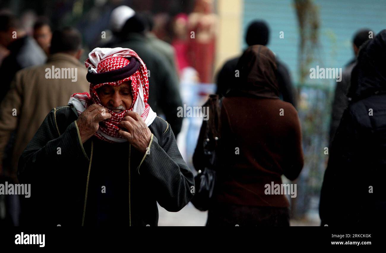 Bildnummer: 54777645  Datum: 30.12.2010  Copyright: imago/Xinhua (101230) -- AMMAN, Dec. 30, 2010 (Xinhua) -- A man wearing traditional head cover, kofiyya, walks on a street in downtown Amman, Jordan, Dec. 30, 2010. Red and black koffiyas are still worn by elder men in Jordan all year long, but younger men might only use it in cold days. (Xinhua/Mohammad Abu Ghosh)(wjd) JORDAN-AMMAN-TRADITIONS-KOFIYYA PUBLICATIONxNOTxINxCHN Gesellschaft Land Leute Kopfbedeckung Jordanien kbdig xo0x xsk 2010 quer     Bildnummer 54777645 Date 30 12 2010 Copyright Imago XINHUA  Amman DEC 30 2010 XINHUA a Man Wea Stock Photo