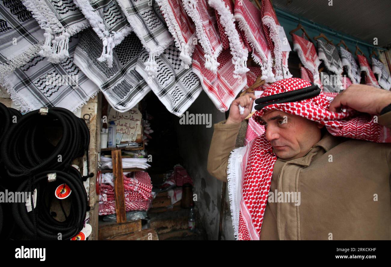 Bildnummer: 54777642  Datum: 30.12.2010  Copyright: imago/Xinhua (101230) -- AMMAN, Dec. 30, 2010 (Xinhua) -- A man buys traditional head cover, kofiyya, at a shop in downtown Amman, Jordan, Dec. 30, 2010. Red and black koffiyas are still worn by elder men in Jordan all year long, but younger men might only use it in cold days. (Xinhua/Mohammad Abu Ghosh)(wjd) JORDAN-AMMAN-TRADITIONS-KOFIYYA PUBLICATIONxNOTxINxCHN Gesellschaft Land Leute Kopfbedeckung Jordanien kbdig xo0x xsk 2010 quer     Bildnummer 54777642 Date 30 12 2010 Copyright Imago XINHUA  Amman DEC 30 2010 XINHUA a Man Buys Tradition Stock Photo