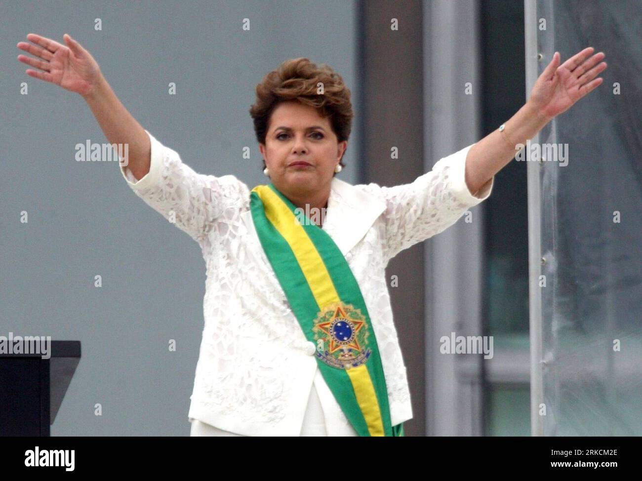 110101 -- BRASILIA, Jan. 1, 2011 Xinhua -- Brazil s President Dilma Rousseff waves to supporters outside Planalto Palace in Brasilia, Brazil, on Jan. 1, 2011. Dilma Rousseff was sworn as Brazil s first female President Saturday at the National Congress in Brasilia. Xinhua/Agencia Estado BRAZIL OUT zw BRAZIL-BRASILIA-PRESIDENT-INAUGURATION PUBLICATIONxNOTxINxCHN Stock Photo