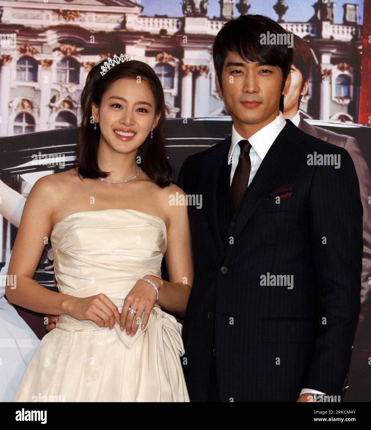 Bildnummer: 54780826  Datum: 03.01.2011  Copyright: imago/Xinhua (110103) -- SEOUL, Jan. 3, 2011 (Xinhua) -- South Korean actress Kim Tae Hee and actor Song Seung Hun take parts in a preview event of the new TV series My Princess in Seoul, South Korea, Jan. 3, 2011. My Princess will be on show since Jan. 5, 2011. (Xinhua/He Lulu) (yc) SOUTH KOREA-SEOUL-TV SERIES PUBLICATIONxNOTxINxCHN Entertainment People Film TV kbdig xsp 2011 quadrat     Bildnummer 54780826 Date 03 01 2011 Copyright Imago XINHUA  Seoul Jan 3 2011 XINHUA South Korean actress Kim Tae Hee and Actor Song Seung HUN Take Parts in Stock Photo